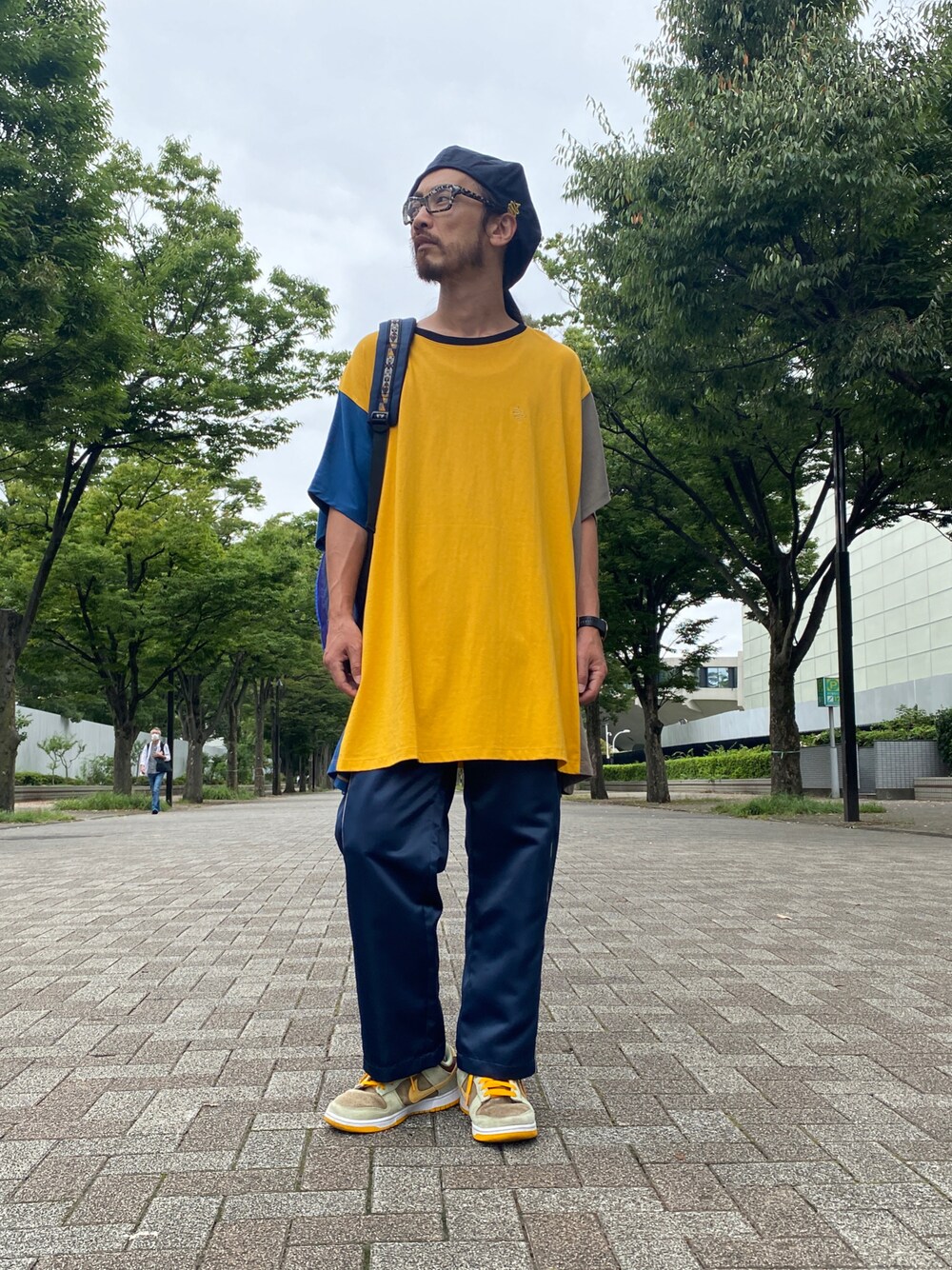 「ALDIES、ベレー帽、ベレー帽推奨委員会、Tシャツ、ビッグシルエット、ワイドパンツ、イージーパンツ、カジュアルコーデ、秋コーデ、シンプルコーデ、シンプル」｜「ALDIESのBobby Beret / ボビーベレー（ハンチング/ベレー帽、ブルー系）」を使った、りょうさん（メンズ・171cm）の秋コーディネートの1枚目の写真