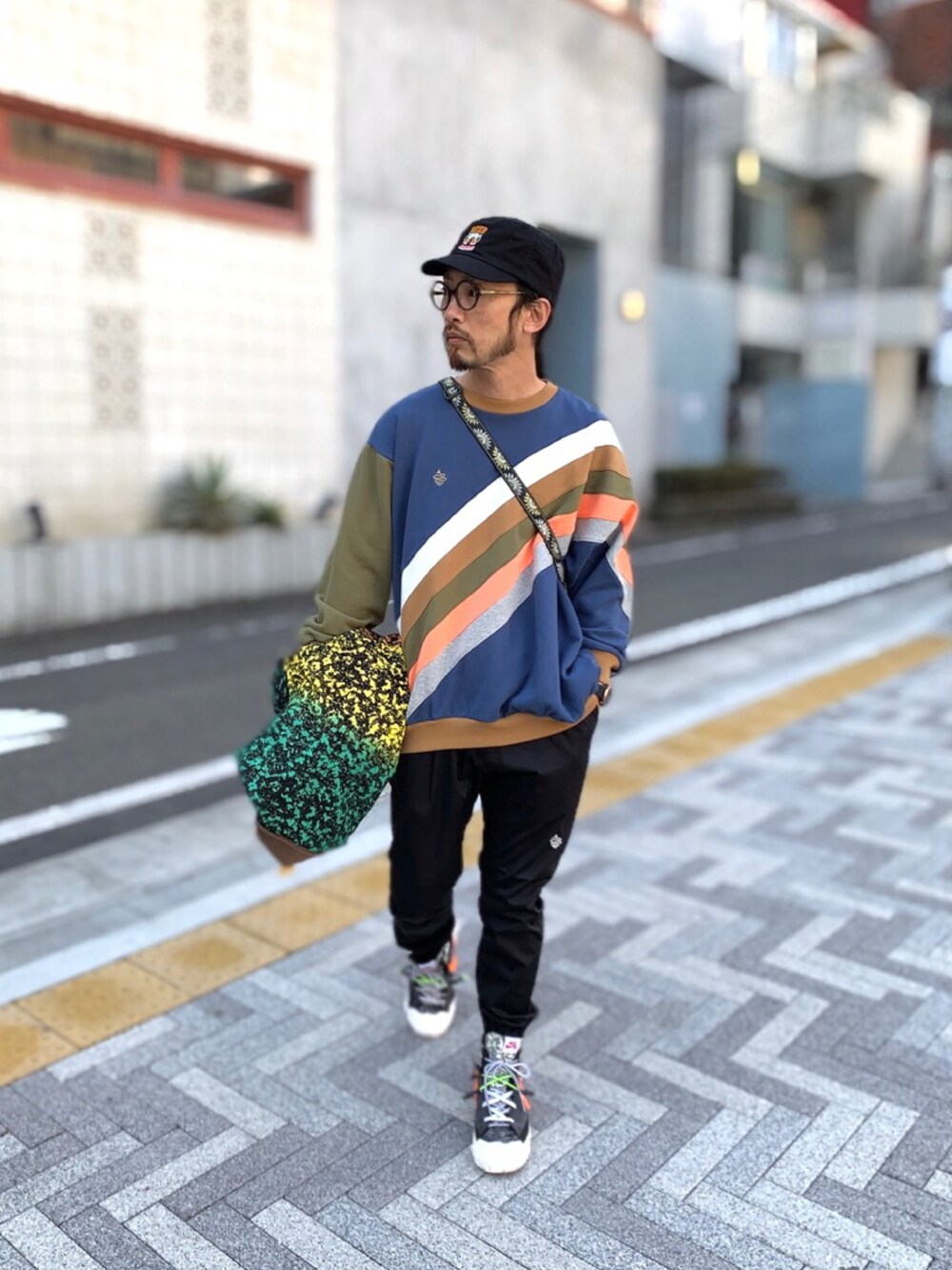 「ALDIES、ワークキャップ、トレーナー、ビックシルエット、アウター、イージーパンツ、ジョガーパンツ、カジュアル、春コーデ」｜「ALDIESのBeer Work Cap / ビアーワークキャップ（キャップ、ブラック系）」を使った、りょうさん（メンズ・171cm）の冬コーディネートの1枚目の写真