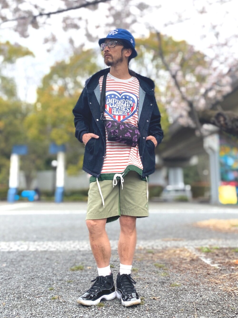 「ALDIES、ハット、アウター、デニムジャケット、パーカー、Tシャツ、ビックT、ボーダー、ショートパンツ、ショルダーバッグ、カジュアル、春、シンプル」｜「ALDIESのAS Hat / エーエスハット（ハット、ブルー系）」を使った、りょうさん（メンズ・171cm）の春コーディネートの1枚目の写真