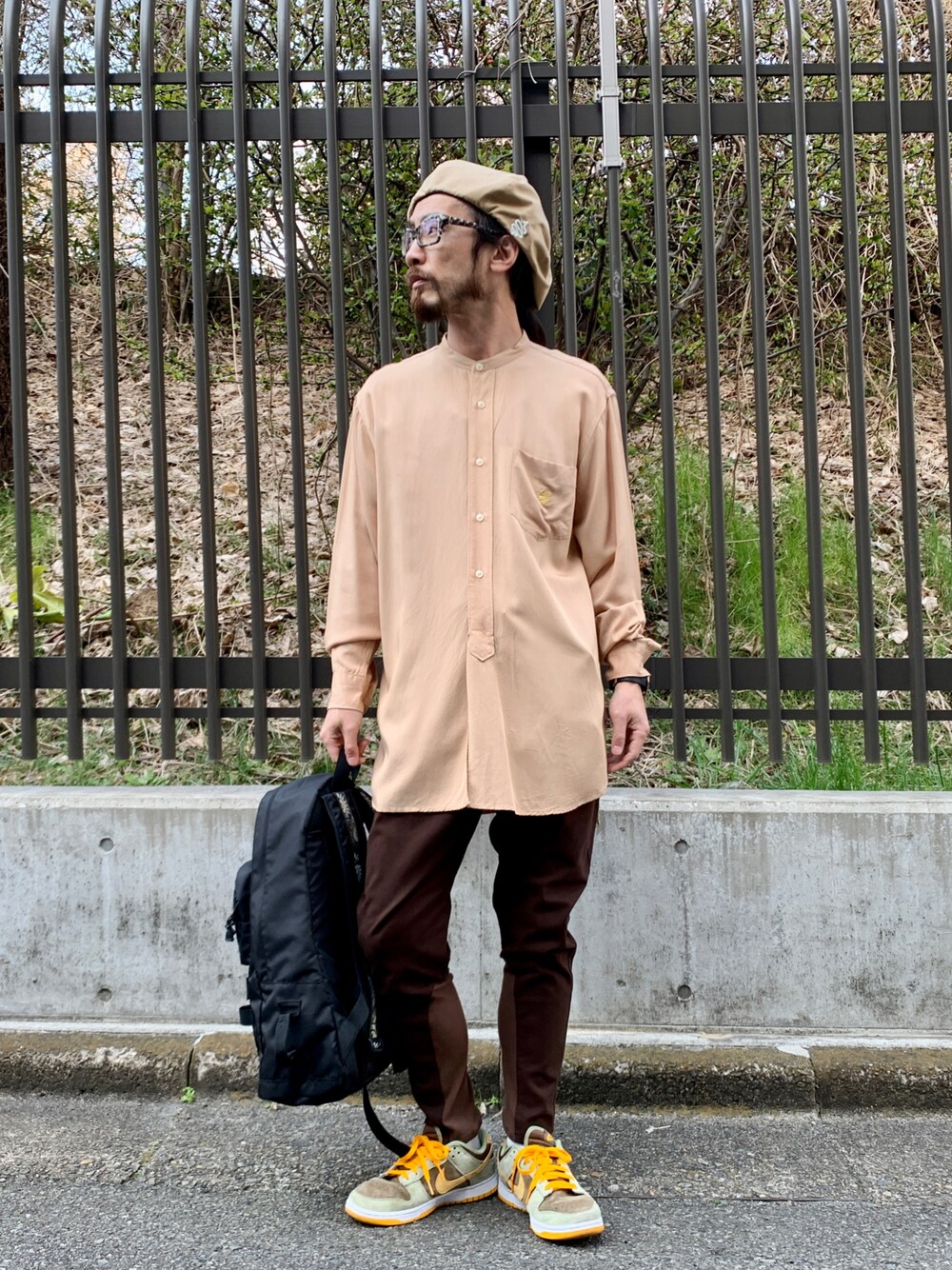 「ALDIES、ベレー帽、ベレー帽推奨委員会、シャツスタイル、シャツ、リュック、ジョッパーズパンツ、ロングパンツ、シンプル、シンプルコーデ、カジュアル」｜「ALDIESのBobby Beret / ボビーベレー（ハンチング/ベレー帽、ベージュ系）」を使った、りょうさん（メンズ・171cm）の春コーディネートの1枚目の写真