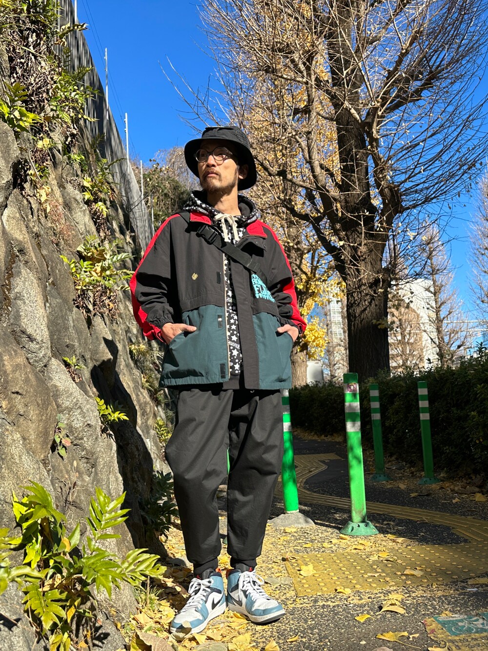 「ALDIES、ハット、アウター、ブルゾン、パーカー、イージーパンツ、リブパンツ、カジュアルコーデ、ブラックコーデ、冬コーデ、冬」｜「ALDIESのSports Hat / スポーツハット（ハット、ブラック系）」を使った、りょうさん（メンズ・171cm）の冬コーディネートの1枚目の写真