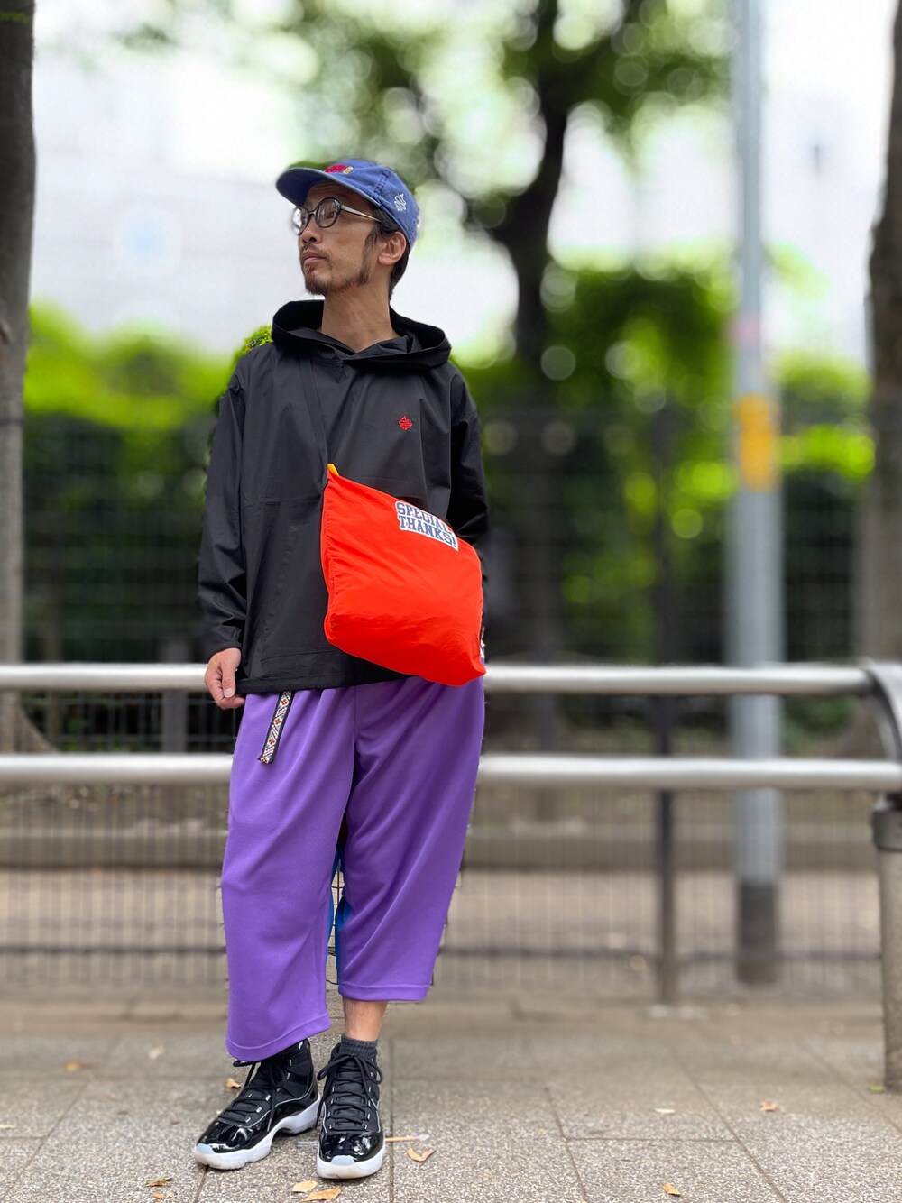 「ALDIES、キャップ、ローキャップ、パーカー、プルオーバーパーカー、クロップドパンツ、イージーパンツ、ショルダーバッグ、カジュアル、シンプル、秋のコーデ」｜「ALDIESのI Love Beer Cap / アイラブビアーキャップ（キャップ、ブルー系）」を使った、りょうさん（メンズ・171cm）の秋コーディネートの1枚目の写真