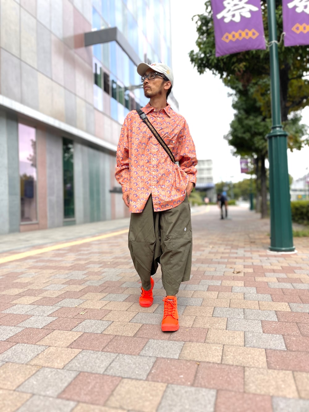 「ALDIES、ローキャップ、キャップ、アールディーズキャップ、柄シャツ、シャツスタイル、アールディーズシャツ、イージーパンツ、サルエルパンツ、クロップドパンツ、アールディーズパンツ、カジュアルコーデ、秋コーデ、オトナカジュアル、初秋コーデ」｜「ALDIESのI Love Beer Cap / アイラブビアーキャップ（キャップ、ベージュ系）」を使った、りょうさん（メンズ・171cm）の秋コーディネートの1枚目の写真