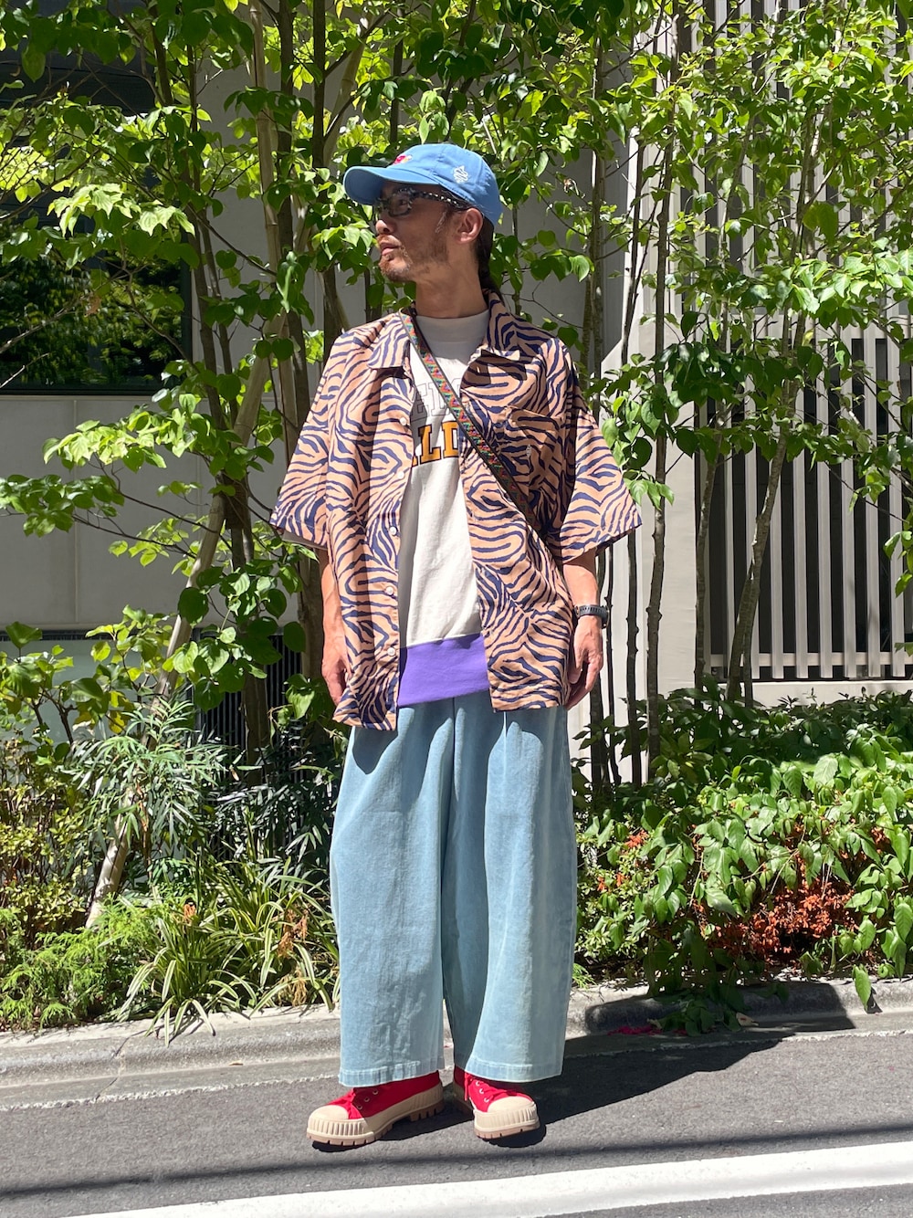 「ALDIES、キャップ、ローキャップ、シャツスタイル、柄シャツ、Tシャツ、ビックT、レイヤード、ワイドパンツ、デニム、カジュアル、秋コーデ」｜「ALDIESのZebra Shirts / ゼブラシャツ（シャツ/ブラウス、ベージュ系）」を使った、りょうさん（メンズ・171cm）の秋コーディネートの1枚目の写真