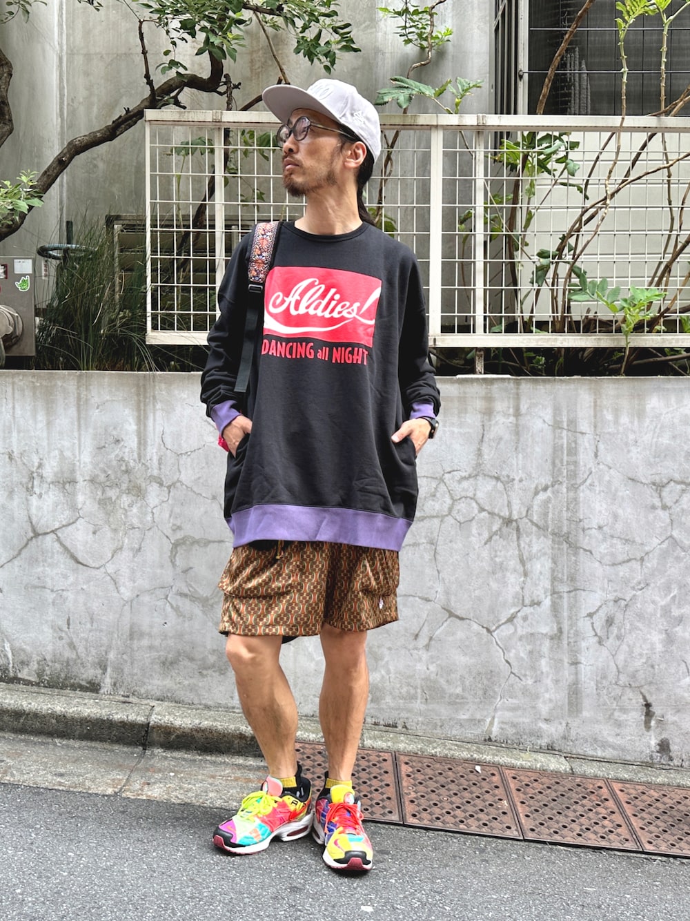 「ALDIES、キャップ、アールディーズキャップ、トレーナー、スウェット、ビックシルエット、アールディーズトレーナー、ショートパンツ、ハーフパンツ、アールディーズパンツ、カジュアルコーデ、秋コーデ、大人カジュアル、秋」｜「ALDIESのDISCO Cap / ディスコキャップ（キャップ、グレー系）」を使った、りょうさん（メンズ・171cm）の秋コーディネートの1枚目の写真