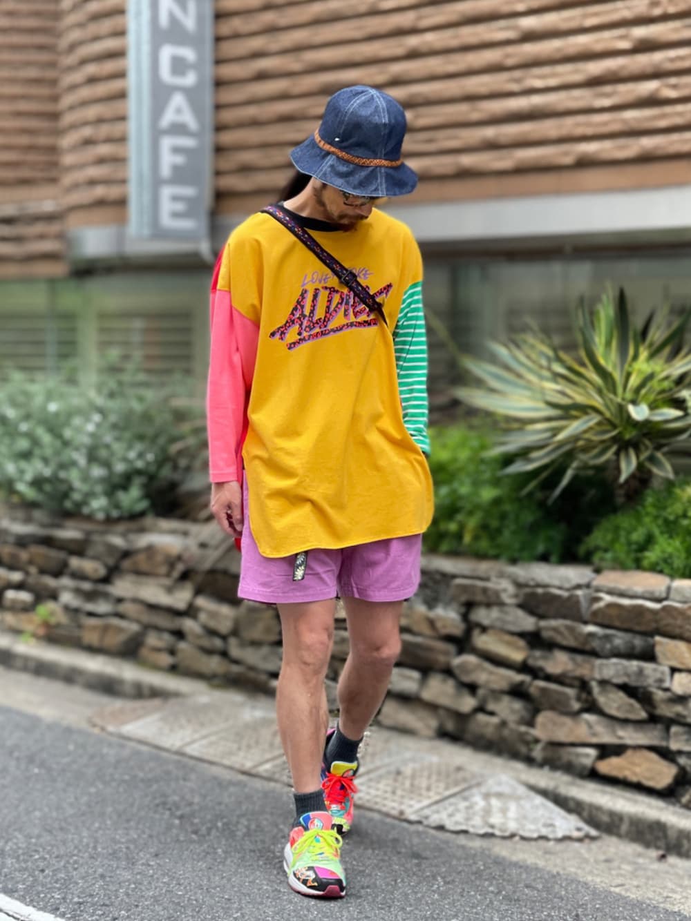 「ALDIES、チューリップハット、カットソー、ロンT、スニーカー、ショートパンツ、カラフル、カジュアル、ショートパンツスタイル、春コーデ、夏コーデ、カジュアルコーデ」｜「ALDIESのTulip Hat / チューリップハット（ハット、ブルー系）」を使った、りょうさん（メンズ・171cm）の春コーディネートの1枚目の写真
