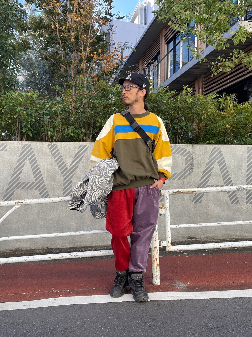 その他のスウェット、ブラック系のその他トップス、その他のその他パンツを着用したメンズの冬コーディネートの1枚目の写真