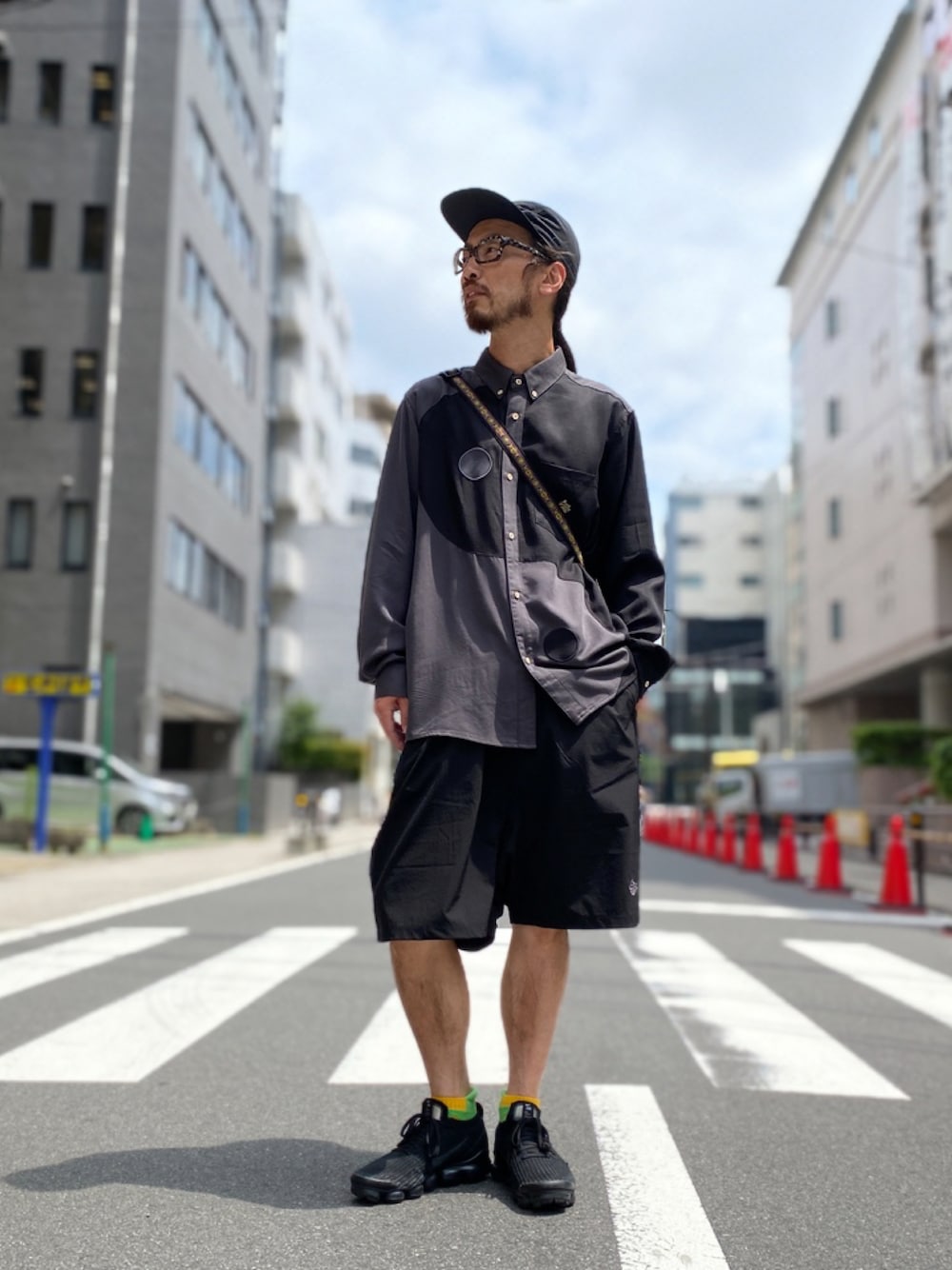「ALDIES、ユニセックス、ジェットキャップ、キャップ、シャツスタイル、シャツ、ショートパンツ、ブラックコーデ、春夏コーデ、カジュアル、大人カジュアル、初夏コーデ」｜「ALDIESのST Jet Cap / エスティージェットキャップ（キャップ、ブラック系）」を使った、りょうさん（メンズ・171cm）の夏コーディネートの1枚目の写真