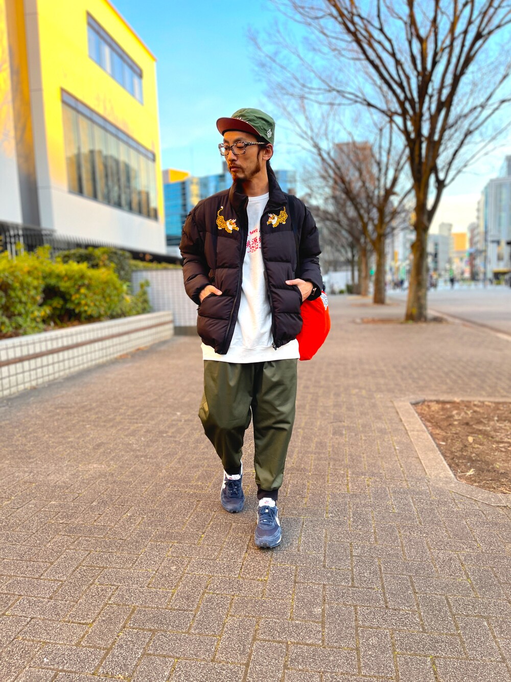 「ALDIES、キャップ、アウター、アウターコーデ、中綿ジャケット、カットソー、ビックシルエット、イージーパンツ、リブパンツ、ショルダーバッグ、カジュアル、冬のコーデ」｜「ALDIESのEverything Rib Pants / エブリシングリブパンツ（その他パンツ、グリーン系）」を使った、りょうさん（メンズ・171cm）の冬コーディネートの1枚目の写真