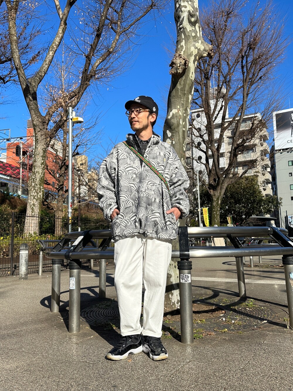 「ALDIES、アールディーズ、キャップ、アールディーズキャップ、アウター、フリースジャケット、アールディーズアウター、シェフパンツ、アールディーズパンツ、イージーパンツ、モノトーンコーデ、冬コーデ、カジュアルコーデ、大人カジュアル」｜「ALDIESのLogo Cap / ロゴキャップ（キャップ、ブラック系）」を使った、りょうさん（メンズ・171cm）の冬コーディネートの1枚目の写真