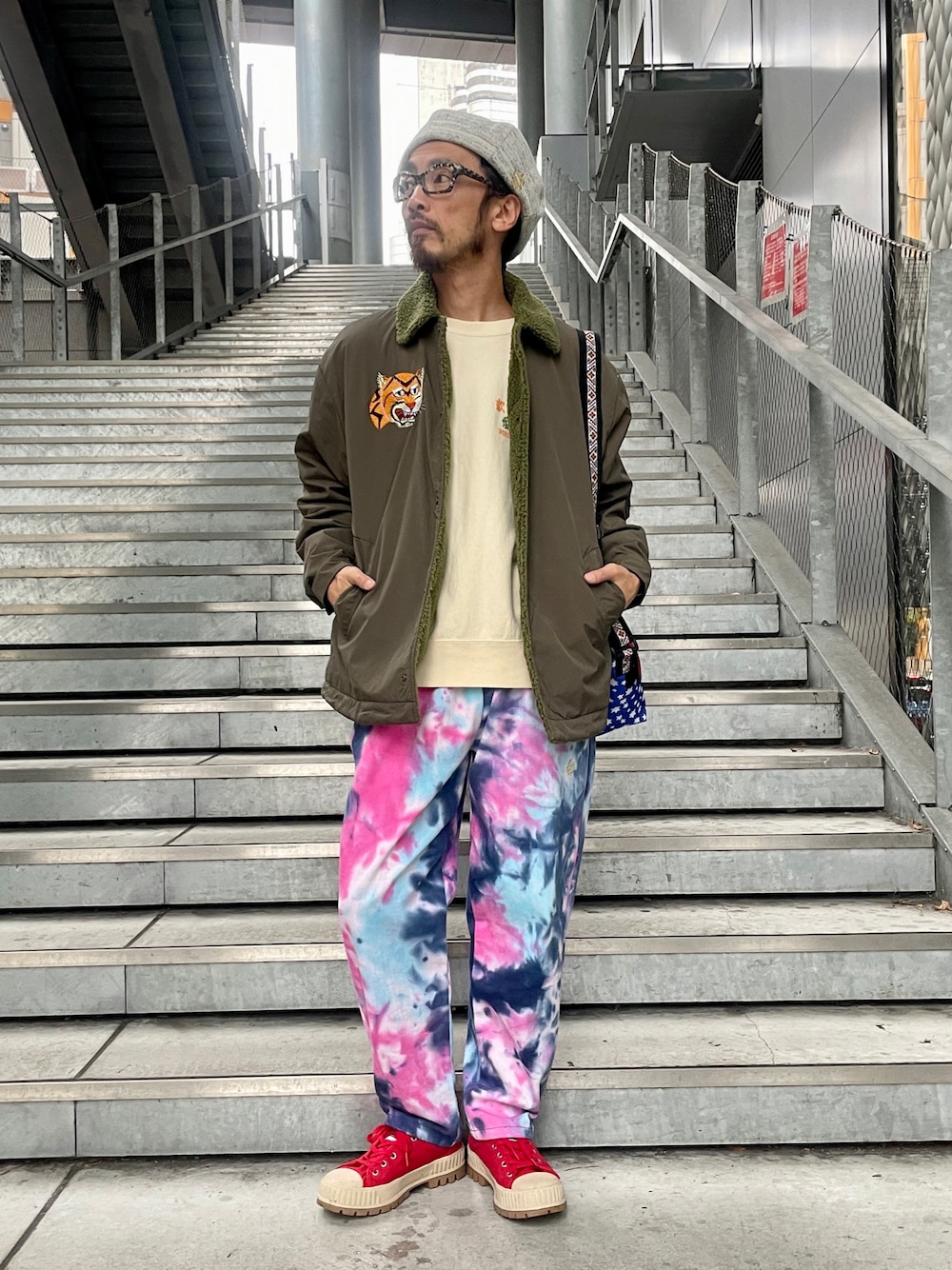 「ALDIES、アールディーズ、ベレー帽、ベレー帽推奨委員会、アールディーズキャップ、アウター、ベトジャン、アールディーズアウター、トレーナー、スウェット、アールディーズトレーナー、シェフパンツ、イージーパンツ、アールディーズパンツ、カジュアルコーデ」｜「ALDIESのLow Gauge Knit Beret(Oatmeal)（ハンチング/ベレー帽、その他）」を使った、りょうさん（メンズ・171cm）の秋コーディネートの1枚目の写真