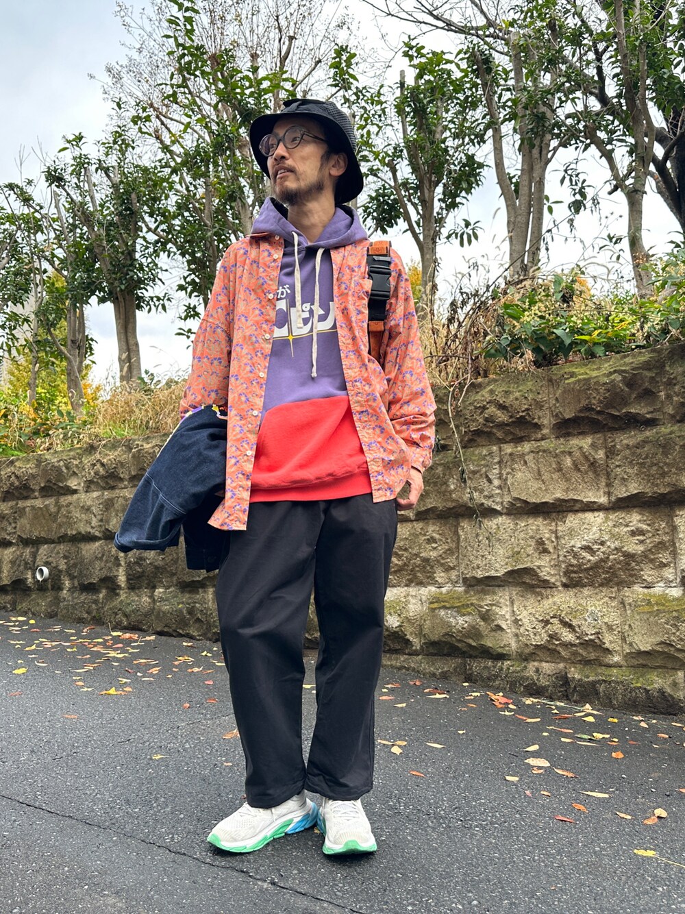 「ALDIES、ハット、シャツスタイル、柄シャツ、パーカー、スウェットパーカー、レイヤードスタイル、シェフパンツ、イージーパンツ、アウター、カジュアルコーデ、冬コーデ、冬のコーデ、今日のコーデ」｜「ALDIESのSports Hat / スポーツハット（ハット、ブラック系）」を使った、りょうさん（メンズ・171cm）の冬コーディネートの1枚目の写真
