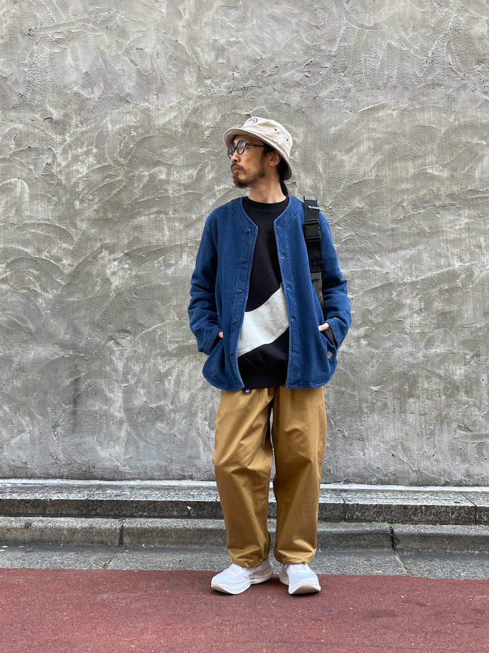 「ALDIES、アールディーズ、バケットハット、アールディーズハット、カーディガン、アールディーズアウター、トレーナー、ビックシルエット、スウェット、アールディーズトレーナー、イージーパンツ、アールディーズパンツ、カジュアルコーデ、シンフルコーデ、シンプル」｜「ALDIESのDDC Bucket Hat / ディーディーシーバケットハット（ハット、ベージュ系）」を使った、りょうさん（メンズ・171cm）の冬コーディネートの1枚目の写真