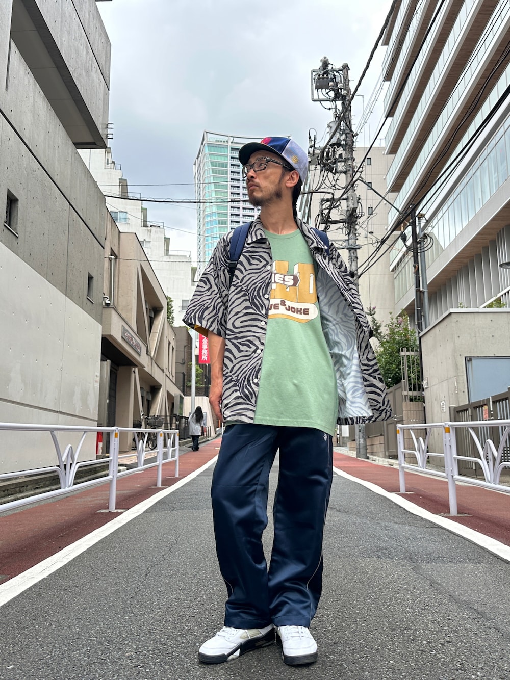 「ALDIES、メッシュキャップ、キャップ、半袖シャツ、シャツスタイル、Tシャツ、ビッグシルエット、ビックT、イージーパンツ、ワイドパンツ、カジュアルコーデ、秋コーデ、オトナカジュアル、アールディーズ、アールディーズシャツ」｜「ALDIESのKabuki Cap(Navy)※直営店限定色（キャップ、その他）」を使った、りょうさん（メンズ・171cm）の秋コーディネートの1枚目の写真