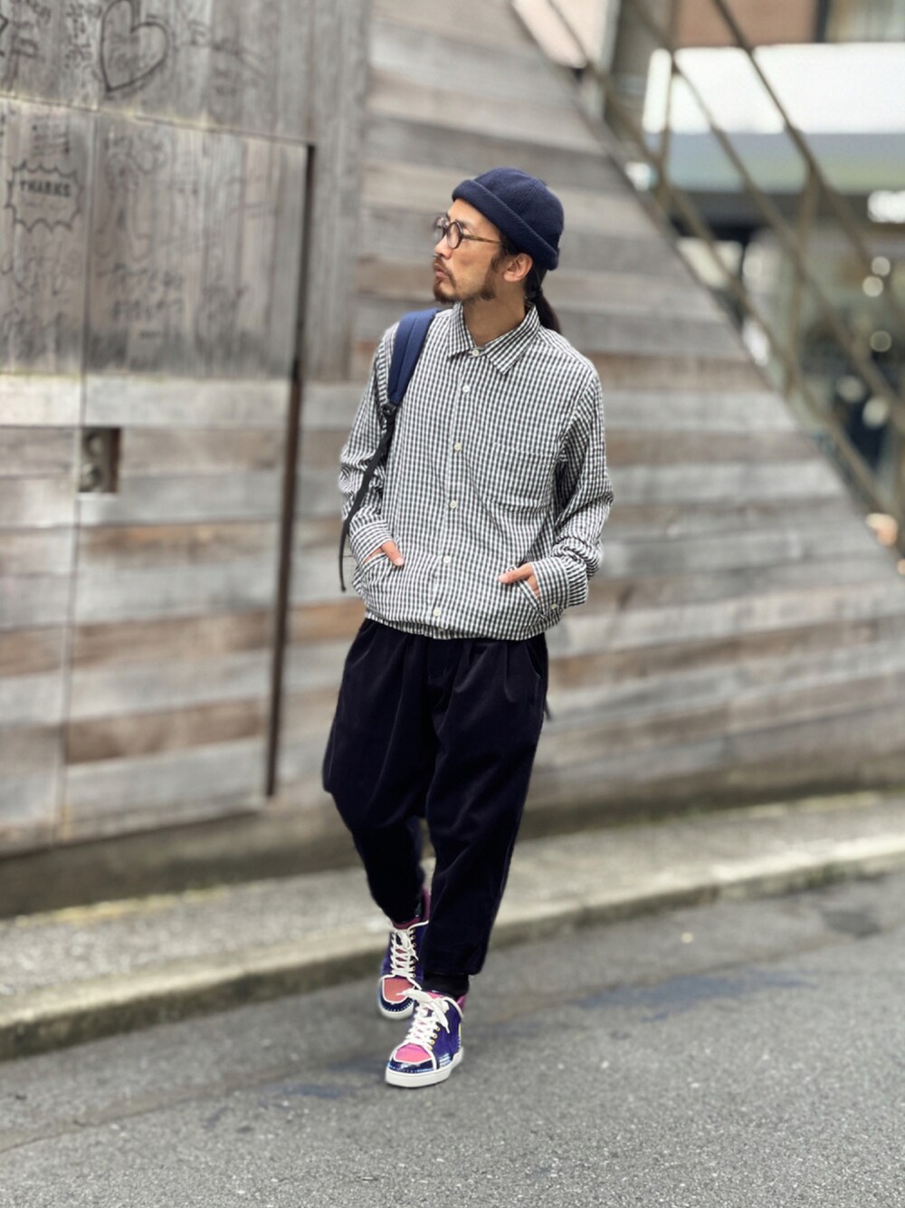 「カジュアル、シンプル、シャツ、チェックシャツ、リュック、キャップ、リブパンツ、秋のコーデ、ニットキャップ、長袖シャツ、ALDIES、イージーパンツ、シャツスタイル」｜「ALDIESのKnitting Roll Cap / ニッティングロールキャップ（キャップ、ブルー系）」を使った、りょうさん（メンズ・171cm）の秋コーディネートの1枚目の写真