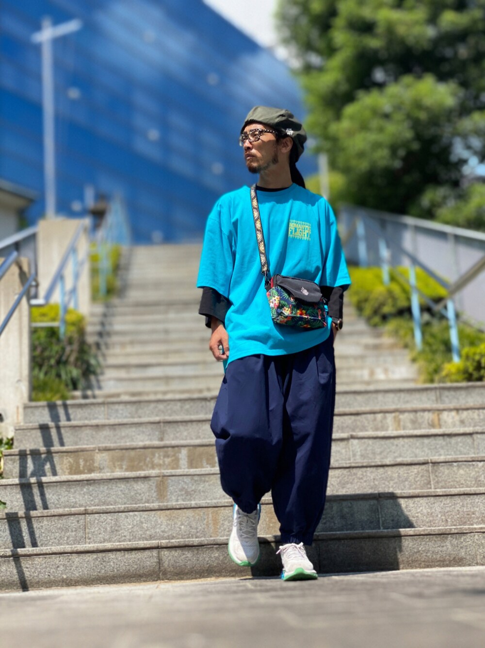 「ALDIES、ベレー帽、ベレー帽推奨委員会、Tシャツ、ビックT、レイヤードスタイル、カットソー、ワイトパンツ、イージーパンツ、ショルダーバッグ、シンプル、秋のコーデ、カジュアル」｜「ALDIESのSailing Big T / セーリングビッグT（Tシャツ/カットソー、ブルー系）」を使った、りょうさん（メンズ・171cm）の秋コーディネートの1枚目の写真
