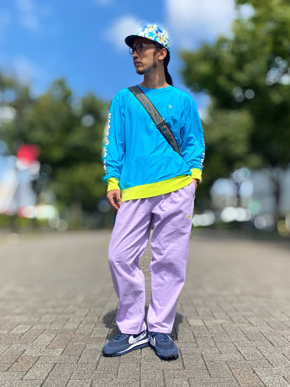 「カットソー、カジュアル、シンプル、キャップ、秋のコーデ、ロンT、ALDIES、イージーパンツ、ロングパンツ、シェフパンツ」｜「ALDIESのChemical Chef Pants / ケミカルシェフパンツ（その他パンツ、パープル系）」を使った、りょうさん（メンズ・171cm）の秋コーディネートの1枚目の写真