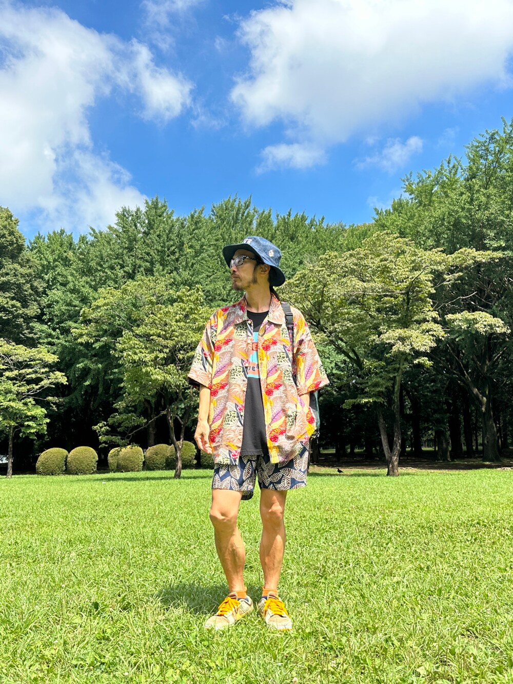「ALDIES、ハット、シャツスタイル、柄シャツ、Tシャツ、ビックシルエット、ビックT、ショートパンツ、カジュアルコーデ、カジュアル、夏コーデ、フェススタイル、本日のコーデ、初夏コーデ」｜「ALDIESのForce Hat(Navy)（ハット、その他）」を使った、りょうさん（メンズ・171cm）の夏コーディネートの1枚目の写真
