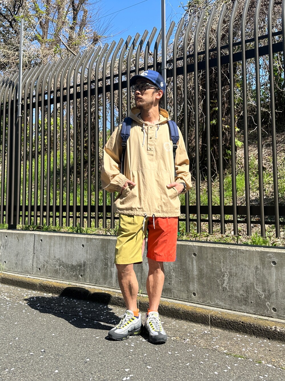 「ALDIES、キャップ、ベースボールキャップ、パーカー、プルオーバーパーカー、ショートパンツ、カジュアルコーデ、春コーデ、オトナカジュアル、シンプルコーデ、シンプル、春、今日のコーデ」｜「ALDIESのAS Cap / エーエスキャップ（キャップ、ブルー系）」を使った、りょうさん（メンズ・171cm）の春コーディネートの1枚目の写真