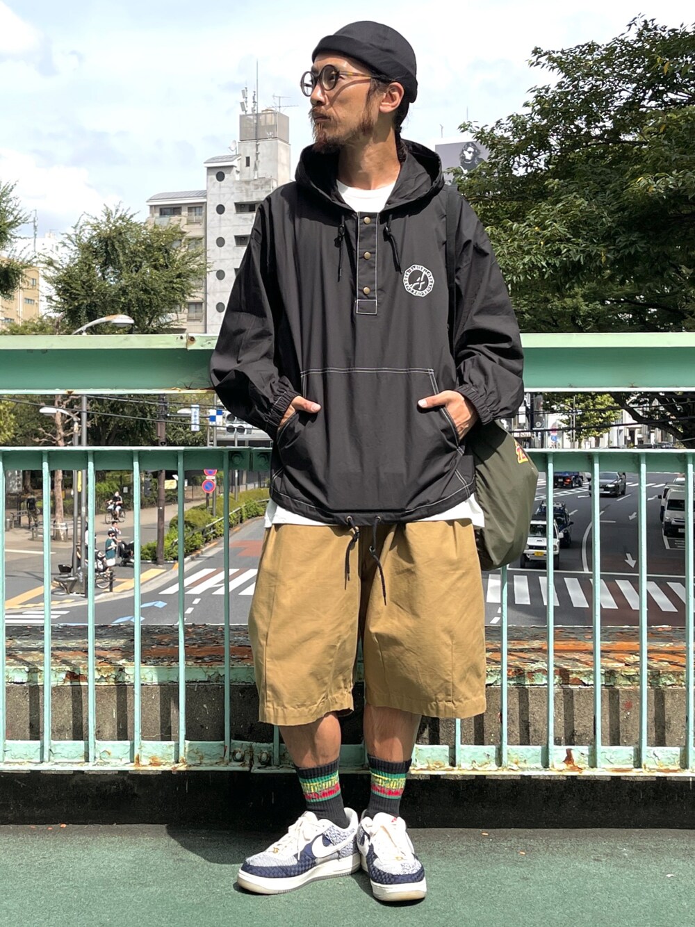 「ALDIES、キャップ、フィッシャーマンキャップ、パーカー、プルオーバーパーカー、レイヤードスタイル、ハーフパンツ、カジュアルコーデ、秋コーデ、大人カジュアル、シンプルコーデ、シンプル、今日のコーデ」｜「ALDIESのBalmy Wide Parka / バルミーワイドパーカー（パーカー、ブラック系）」を使った、りょうさん（メンズ・171cm）の秋コーディネートの1枚目の写真