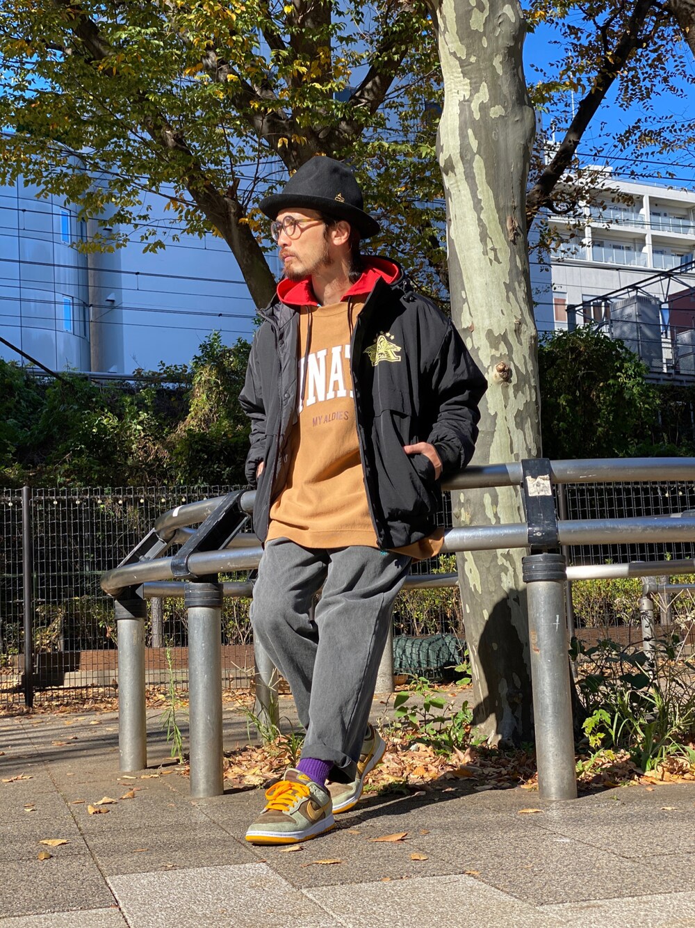 「アウター、カジュアル、パーカー、トレーナー、ハット、中綿ジャケット、冬コーデ、レイヤードスタイル、ALDIES、イージーパンツ、マウンテンハット、シェフパンツ」｜「ALDIESのMountain Hat(Gold)（ハット、その他）」を使った、りょうさん（メンズ・171cm）の冬コーディネートの1枚目の写真