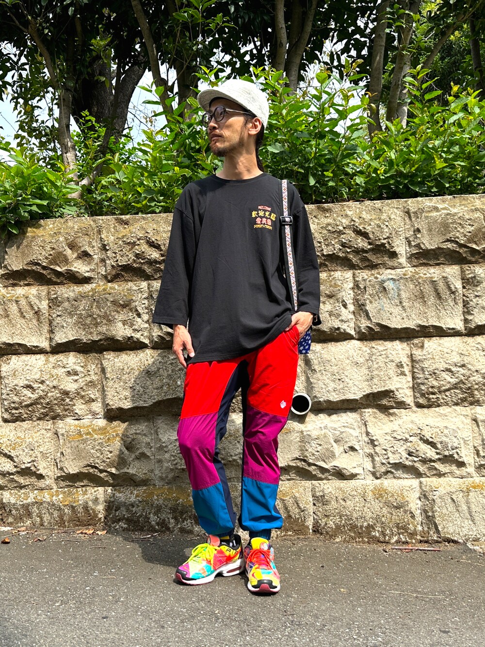 「ALDIES、キャップ、アールディーズキャップ、カットソー、アールディーズカットソー、イージーパンツ、ジョガーパンツ、アールディーズパンツ、カジュアルコーデ、カジュアル、秋コーデ、初秋コーデ」｜「ALDIESのWelcome Half Sleeve / ウェルカムハーフスリーブ（Tシャツ/カットソー、ブラック系）」を使った、りょうさん（メンズ・171cm）の秋コーディネートの1枚目の写真