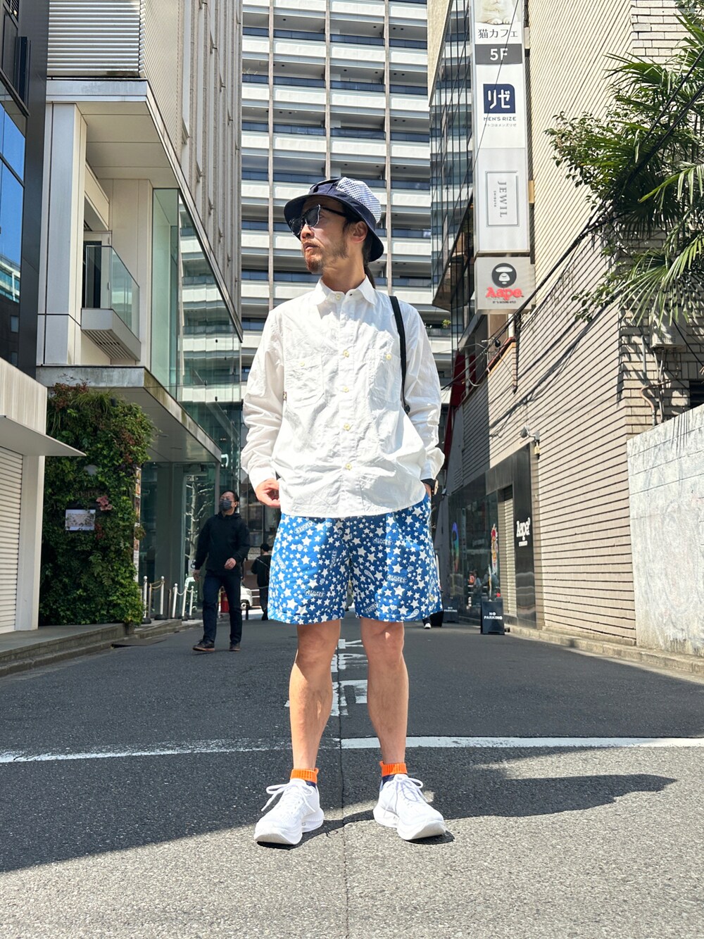 「ALDIES、バケットハット、ハット、シャツスタイル、シャツ、白シャツ、ショートパンツ、カジュアルコーデ、カジュアル、春コーデ、春夏コーデ、今日のコーデ」｜「ALDIESのSports Hat / スポーツハット（ハット、ブルー系）」を使った、りょうさん（メンズ・171cm）の春コーディネートの1枚目の写真
