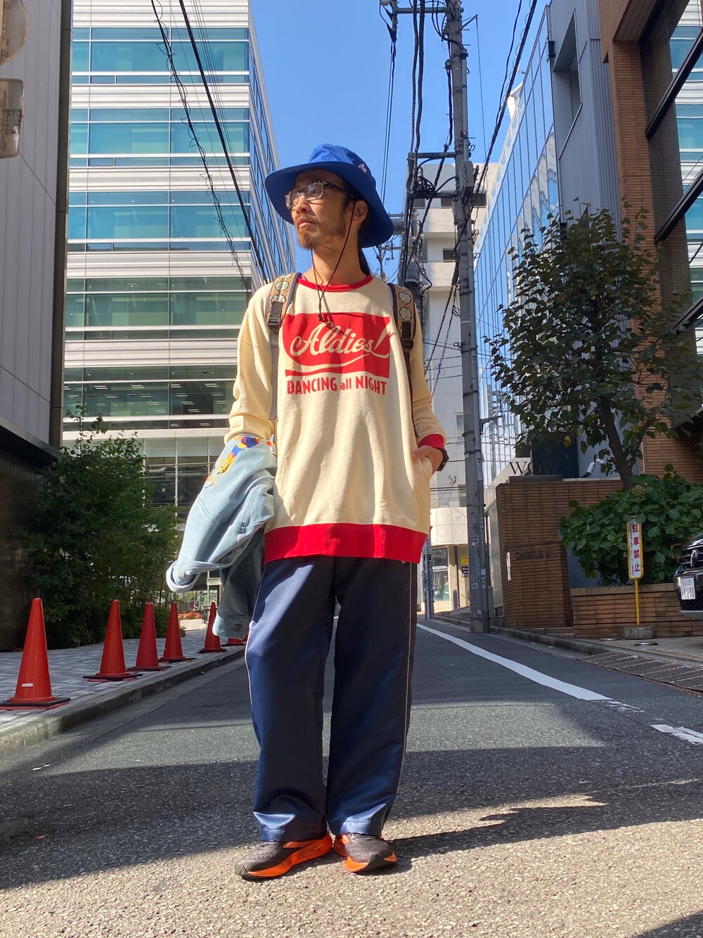 「ALDIES、サファリハット、ハット、トレーナー、スウェット、ビックシルエット、ワイドパンツ、イージーパンツ、デニムジャケット、カジュアルコーデ、秋冬コーデ、シンプルコーデ、大人カジュアル」｜「ALDIESのAdventure Hat / アドベンチャーハット（ハット、ブルー系）」を使った、りょうさん（メンズ・171cm）の秋コーディネートの1枚目の写真