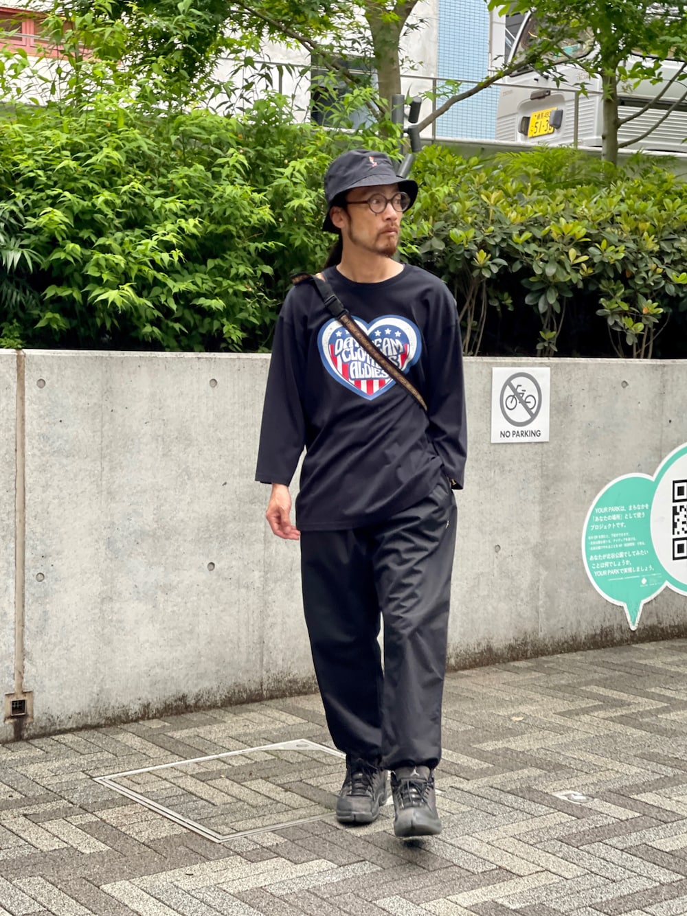 「ALDIES、バケットハット、ハット、カットソー、七分袖、イージーパンツ、クライミングパンツ、カジュアルコーデ、シンプルコーデ、春コーデ、ブラック、今日のコーデ、オトナカジュアル」｜「ALDIESのShoot Bucket Hat / シュートバケットハット（ハット、ブラック系）」を使った、りょうさん（メンズ・171cm）の春コーディネートの1枚目の写真