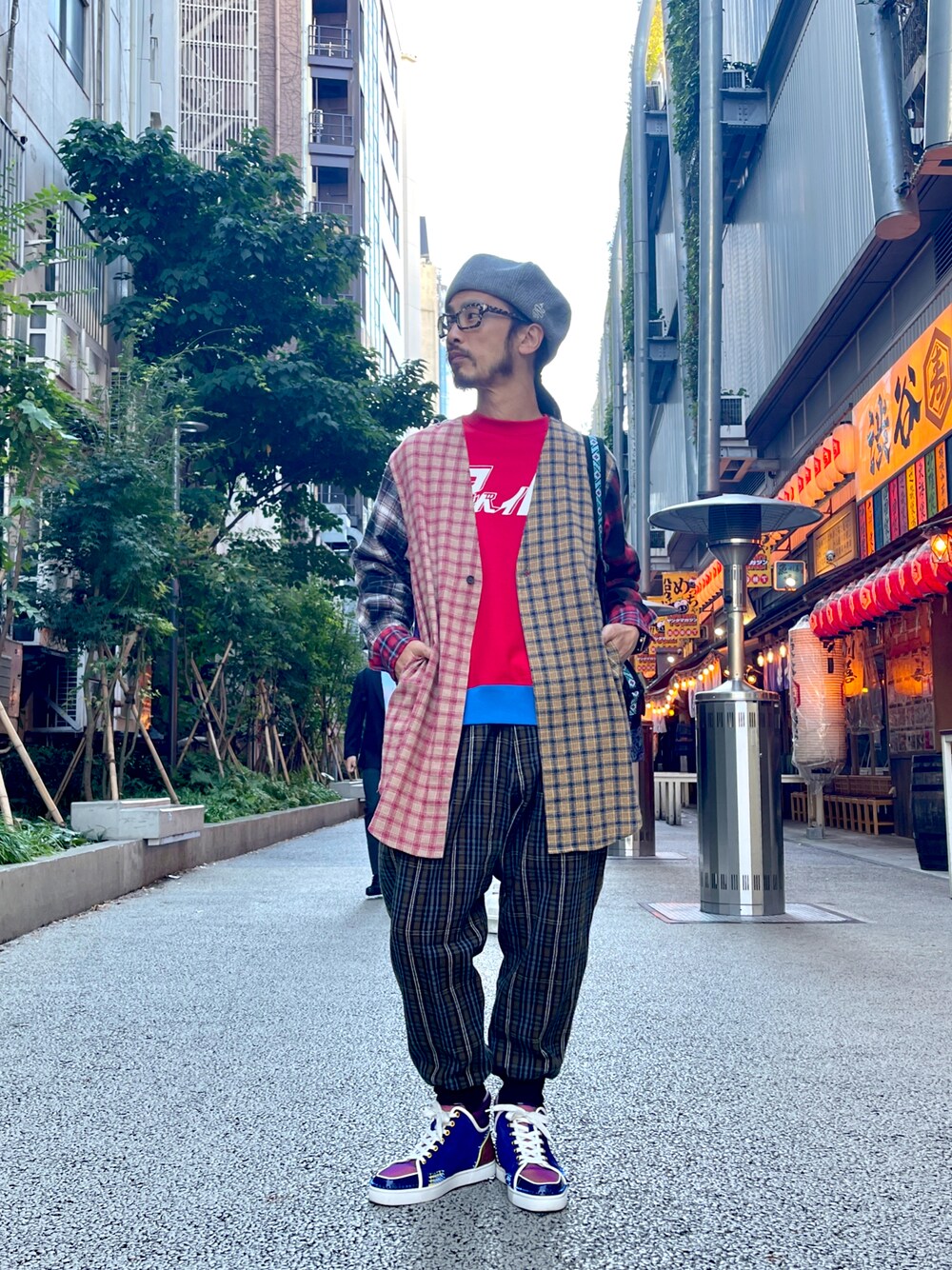 「ALDIES、ベレー帽、ロングシャツ、シャツスタイル、トレーナー、スウェット、チェックパンツ、イージーパンツ、ショルダーバッグ、カジュアルコーデ、メンズコーデ、大人コーデ、秋冬コーデ、メンズファッション」｜「ALDIESのKnit Beret / ニットベレー（ハンチング/ベレー帽、グレー系）」を使った、りょうさん（メンズ・171cm）の秋コーディネートの1枚目の写真