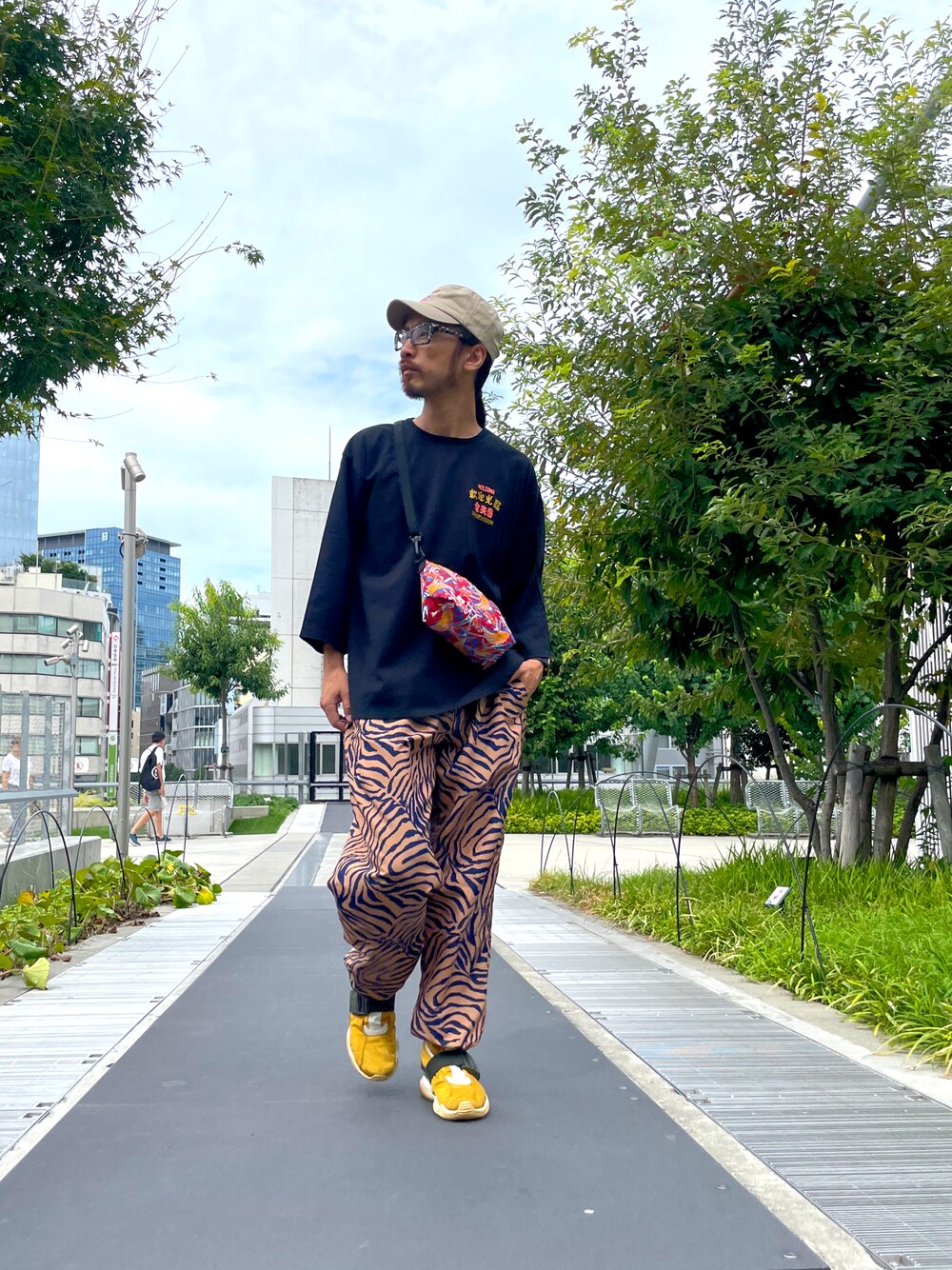 「ALDIES、ワークキャップ、キャップ、アールディーズキャップ、カットソー、プリントT、アールディーズカットソー、イージーパンツ、アールディーズパンツ、ショルダーバッグ、カジュアルコーデ、カジュアル、ユニセックス、秋コーデ、秋服」｜「ALDIESのBeer Work Cap / ビアーワークキャップ（キャップ、ベージュ系）」を使った、りょうさん（メンズ・171cm）の秋コーディネートの1枚目の写真
