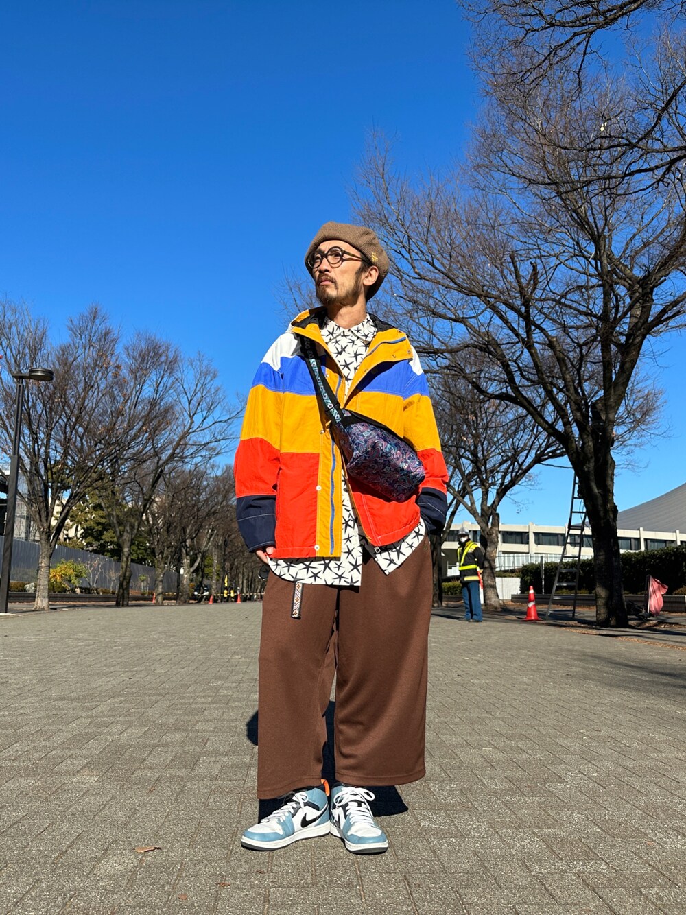 「ALDIES、ベレー帽、ベレー帽推奨委員会、アウター、シャツ、柄シャツ、ビックシルエット、イージーパンツ、ショルダーバッグ、冬コーデ、カジュアルコーデ、今日のコーデ」｜「ALDIESのKnit Beret / ニットベレー（ハンチング/ベレー帽、ベージュ系）」を使った、りょうさん（メンズ・171cm）の冬コーディネートの1枚目の写真