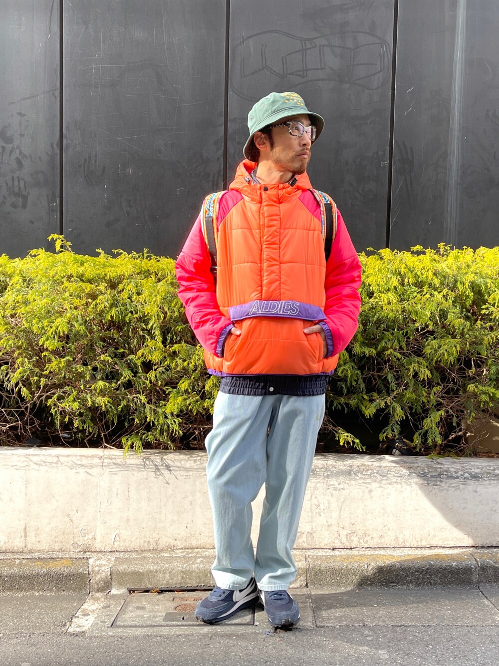 「ALDIES、バケットハット、ハット、アウター、パーカー、中綿ジャケット、シェフパンツ、デニムパンツ、カジュアル、冬コーデ」｜「ALDIESのUtopia Beats Bucket Hat / ユートピアビーツバケットハット（ハット、グリーン系）」を使った、りょうさん（メンズ・171cm）の冬コーディネートの1枚目の写真