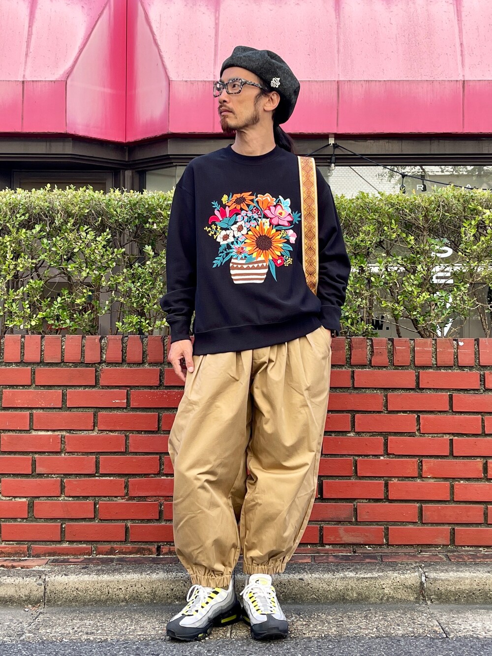 「ALDIES、ベレー帽、ベレー帽推奨委員会、トレーナー、スウェット、刺繍、ワイドパンツ、イージーパンツ、カジュアルコーデ、秋コーデ、シンプル、大人カジュアル、シンプルコーデ、メンズコーデ」｜「ALDIESのWool Beret / ウールベレー（ハンチング/ベレー帽、グリーン系）」を使った、りょうさん（メンズ・171cm）の秋コーディネートの1枚目の写真
