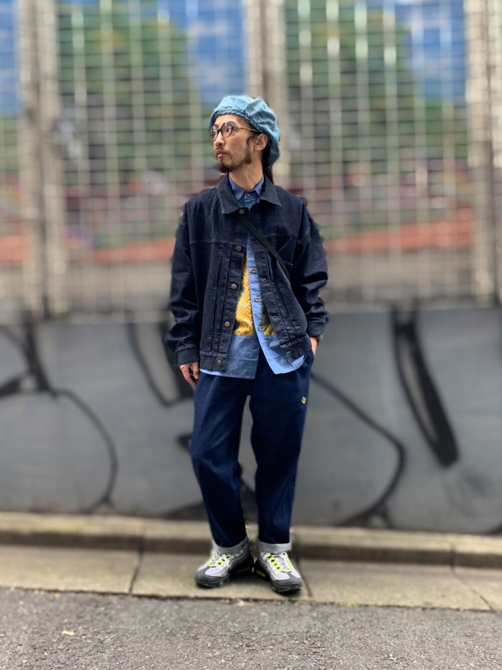 「カジュアル、ベレー帽、デニムジャケット、シャンブレーシャツ、冬コーデ、デニムパンツ、ALDIES、デニムコーデ、秋冬コーデ、シェフパンツ、ベレー帽推奨委員会」｜「ALDIESのDenim Chef Pants / デニムシェフパンツ（デニムパンツ、ブルー系）」を使った、りょうさん（メンズ・171cm）の秋コーディネートの1枚目の写真