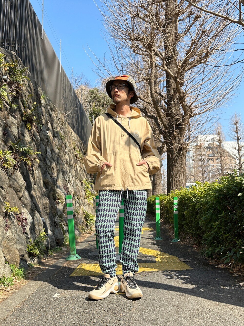 「ALDIES、バケットハット、ハット、パーカー、プルオーバーパーカー、イージーパンツ、ジョガーパンツ、ライトカラー、春コーデ、春、カジュアル」｜「ALDIESのSports Hat(Multi)（ハット、その他）」を使った、りょうさん（メンズ・171cm）の春コーディネートの1枚目の写真