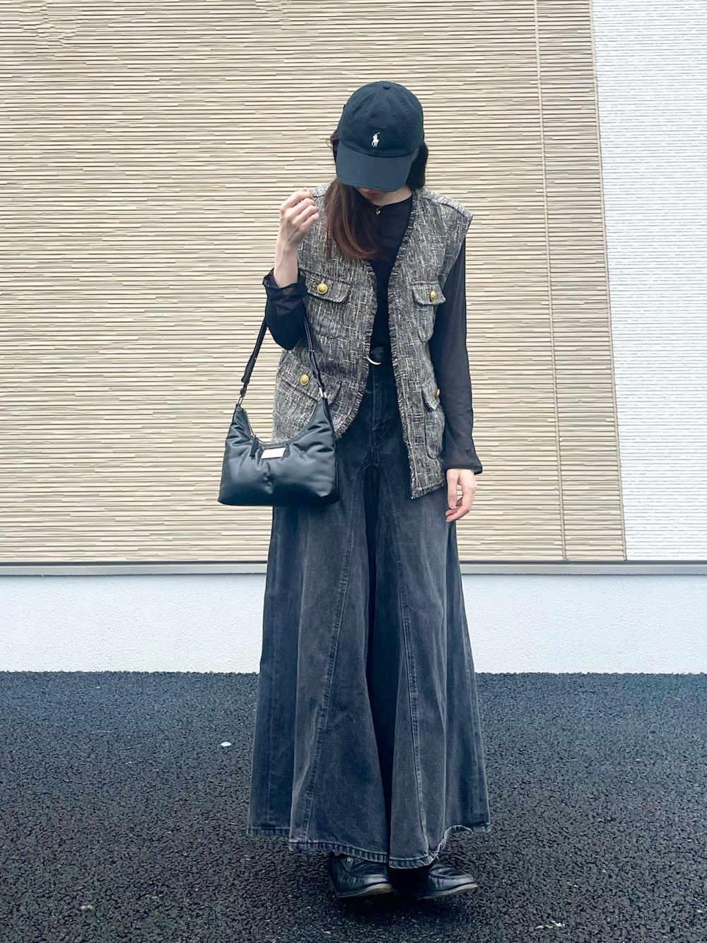 「オトナカジュアル、お洒落さんとつながりたい、大人コーデ、夏服コーデ、雨の日コーデ、シースルートップス、ワントーンコーデ、キャミソール、黒コーデ、キャップ」｜「POLO RALPH LAURENのコットン チノ ボール キャップ（キャップ、ブラック系）」を使った、まきなこさん（骨格ナチュラル・レディース・167cm）の夏コーディネートの1枚目の写真