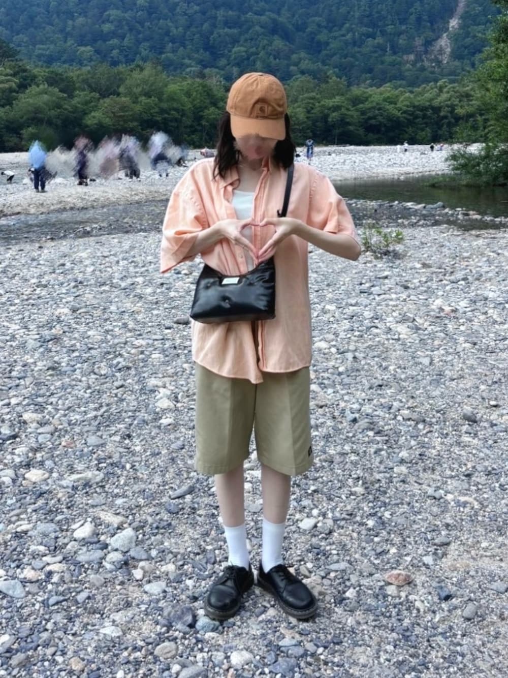 「ピンクシャツ、ハーフパンツ、川、川コーデ、半袖シャツ、シャツ、シャツスタイル、ベージュパンツ、半ズボン、夏コーデ、夏、気温25度から29度、やっぱり帽子が好き、ベージュハーフパンツ」｜「Dr. MartensのDr.Martens/ドクターマーチン/1461 SMOOTH 3EYE GIBSON 3ホール ギブソン（ブーツ、ブラック系）」を使った、まきなこさん（骨格ナチュラル・レディース・167cm）の春コーディネートの1枚目の写真
