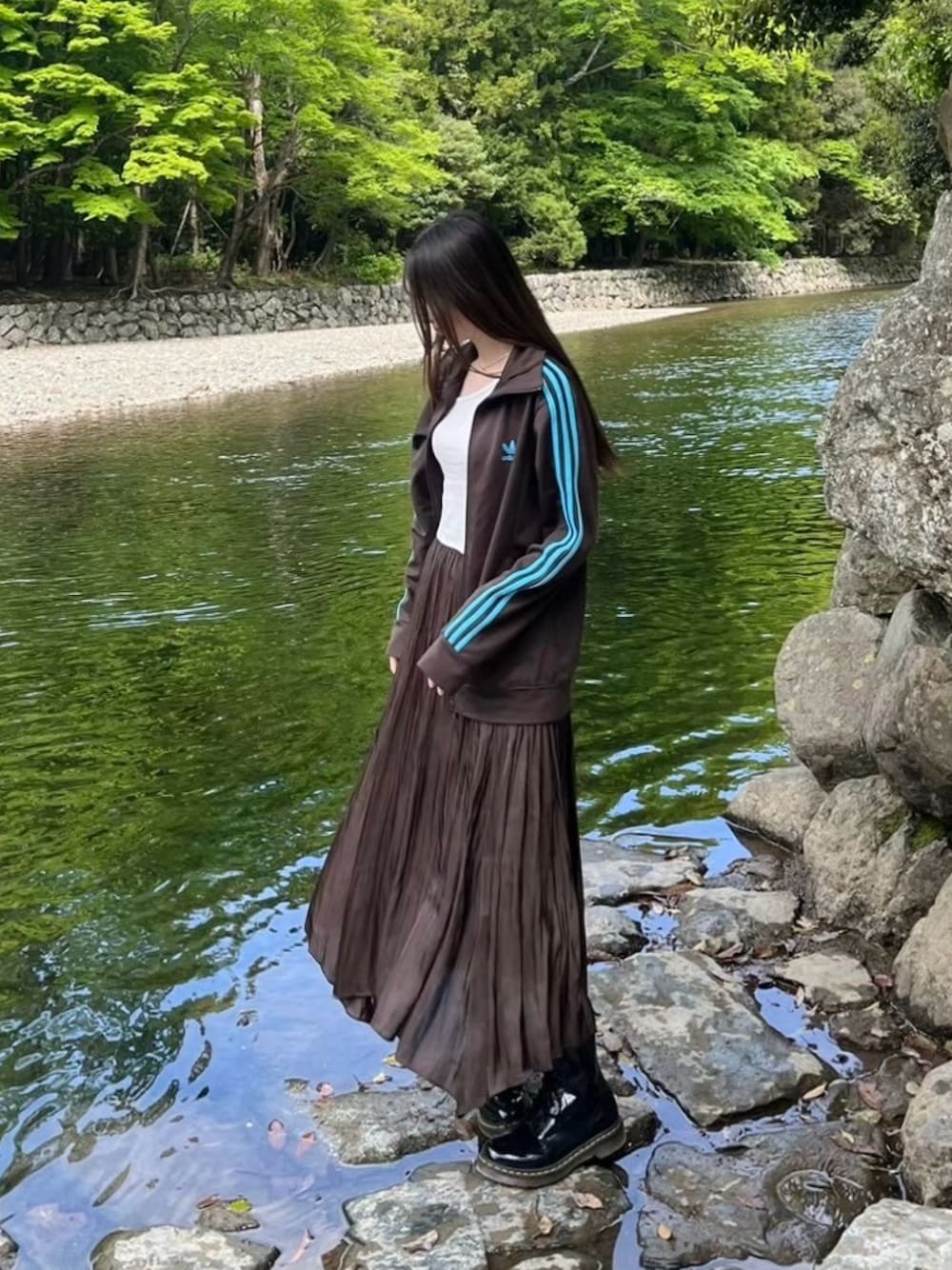 「トラックジャケット、ジャージ、ロングスカート、マーチン、マーチン女子、ブーツ、夏コーデ、秋コーデ、キャミソール、ブラウンスカート、ブラウン」｜「SNIDELのアイテム（スカート、ブラウン系）」を使った、まきなこさん（骨格ナチュラル・レディース・167cm）の春コーディネートの1枚目の写真