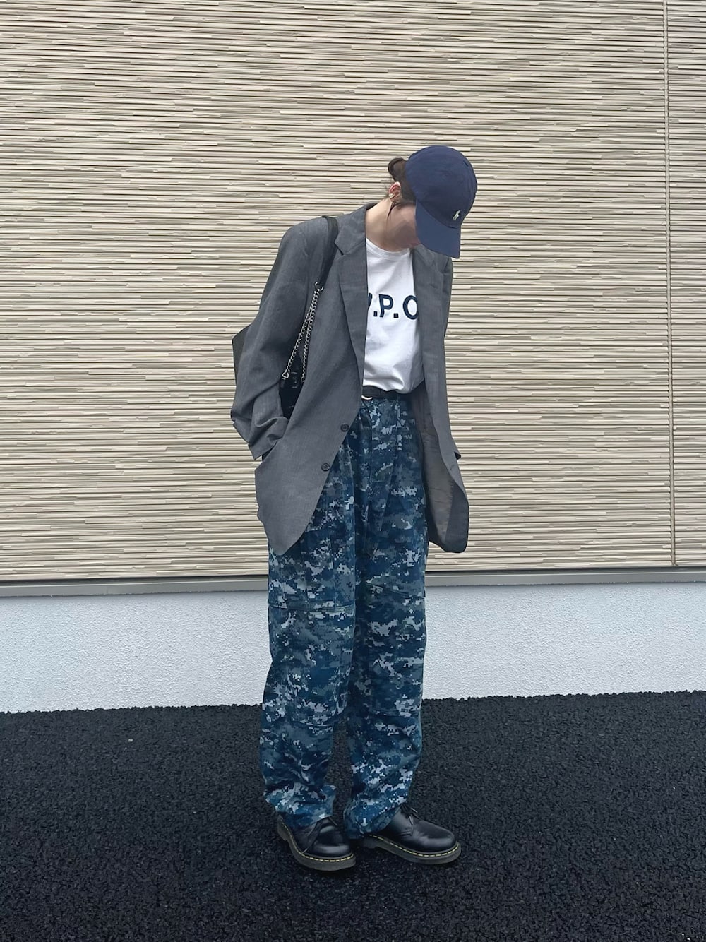 「ジャケット、グレージャケット、カーゴパンツ、高身長女子、キャップ、やっぱり帽子が好き、雨の日コーデ、マーチン、白Tシャツ」｜「POLO RALPH LAURENの【POLO RALPHLAUREN/ポロ ラルフローレン】ポニー刺繍コットンキャップ（キャップ、ブルー系）」を使った、まきなこさん（レディース・167cm）の春コーディネートの1枚目の写真