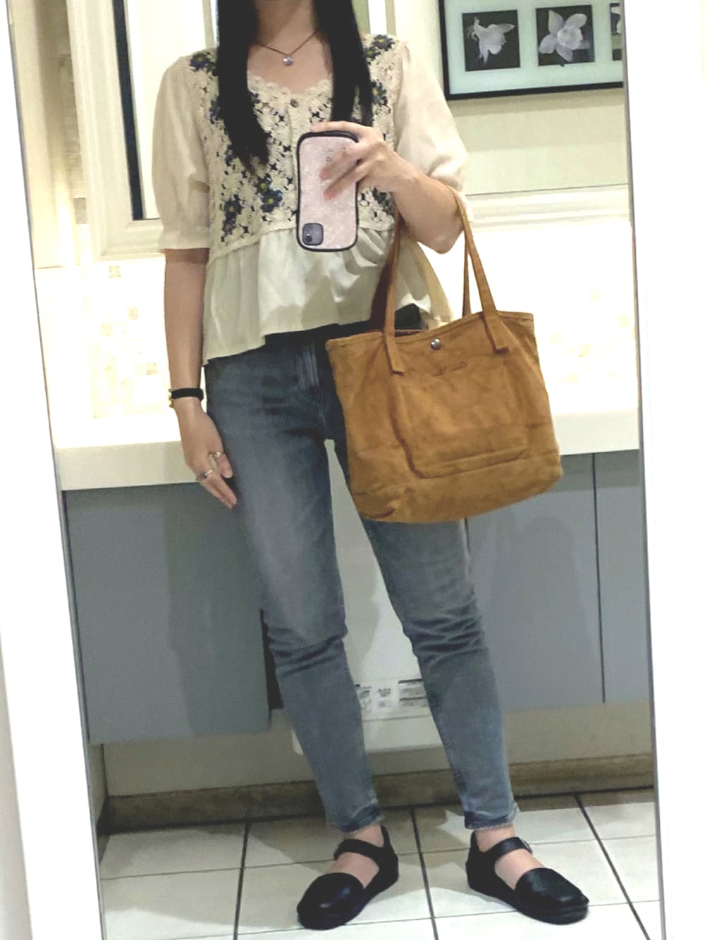「今日のコーデ、休日スタイル、大人カジュアル、カジュアル、オトナ女子、低身長、デニムパンツ、upper hights、NAOT、レザーシューズ」｜「Denim Closetのアイテム（トートバッグ、ブラウン系）」を使った、Natsuさん（レディース・155cm）の秋コーディネートの1枚目の写真
