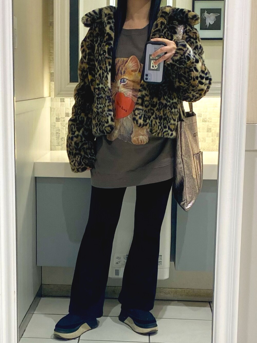 「休日スタイル、冬、カジュアル、オトナ女子、大人カジュアル、私の推しブランド、低身長、スウェット、レオパード、&ellecy、EMODA、jakke、UGG、UN3D.」｜「MADEMOISELLE ROPE'の【jakke】 レオパードフェイクファーコート（その他アウター、ベージュ系）」を使った、Natsuさん（レディース・155cm）の冬コーディネートの1枚目の写真