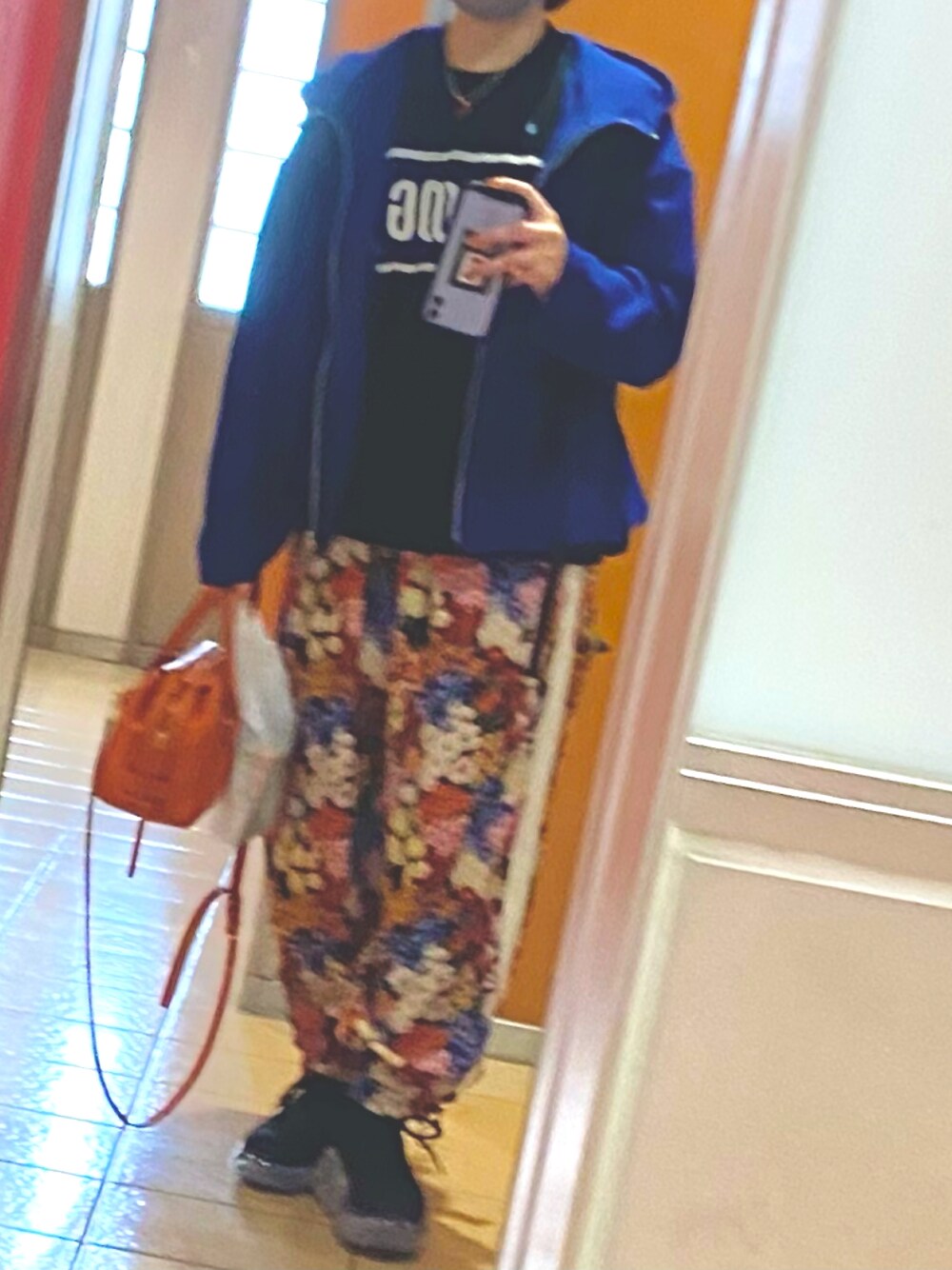 「休日スタイル、大人カジュアル、オトナ女子、低身長、ライブ、スニーカー、パーカー、休日コーデ、Lois CRAYON、Diesel、grounds、Tory Burch、BMSG」｜「groundsのアイテム（スニーカー、ブラック系）」を使った、Natsuさん（レディース・155cm）の春コーディネートの1枚目の写真