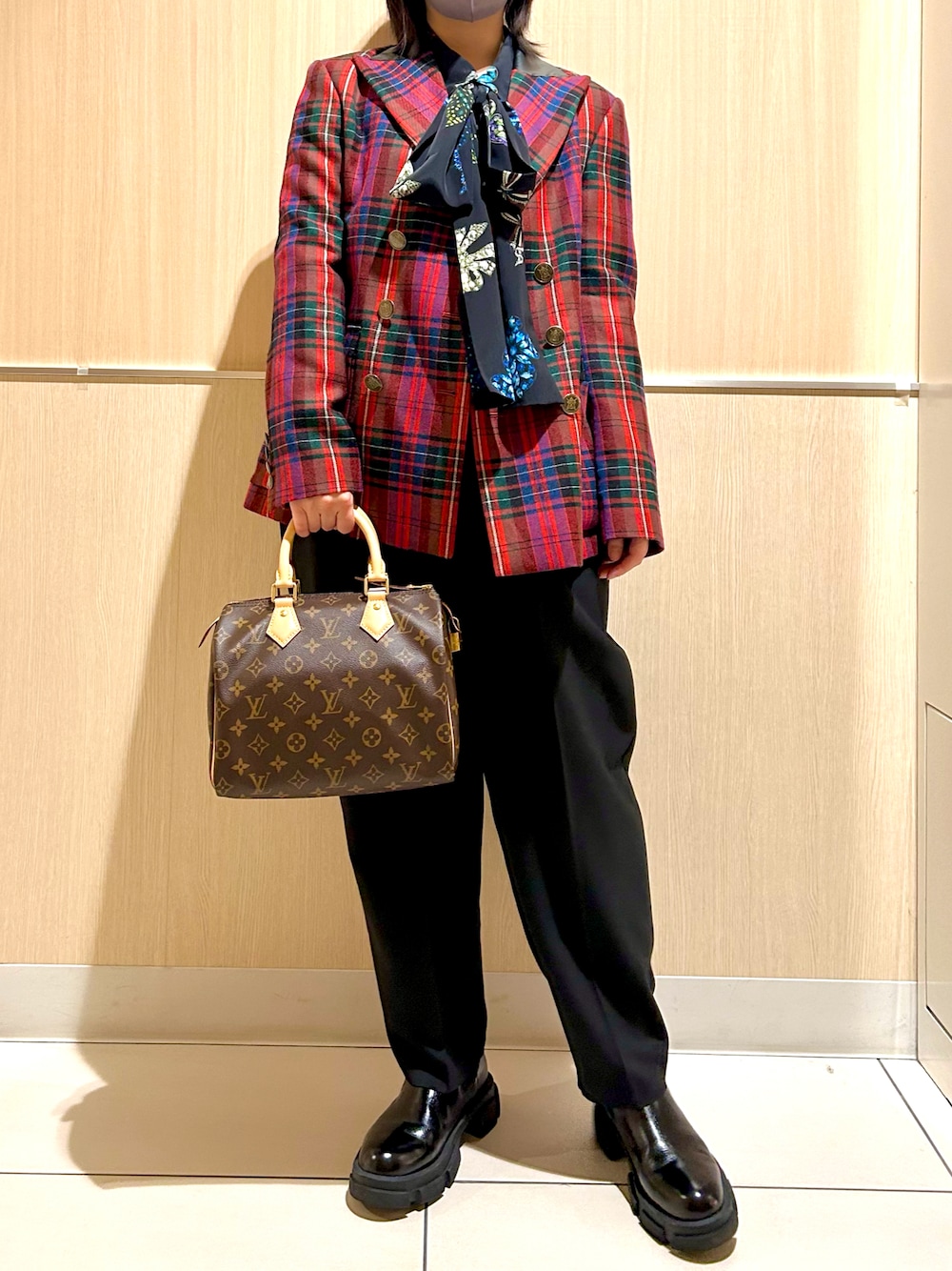 「冬のコーデ、ジャケット、トラッド、パンツスタイル、オトナ女子、低身長、スピーディ25、Lois CRAYON、&ellecy、MANA、LouisVuitton、スワロフスキー」｜「&ellecyのアイテム（パンツ、ブラック系）」を使った、Natsuさん（骨格ストレート・レディース・155cm）の秋コーディネートの1枚目の写真