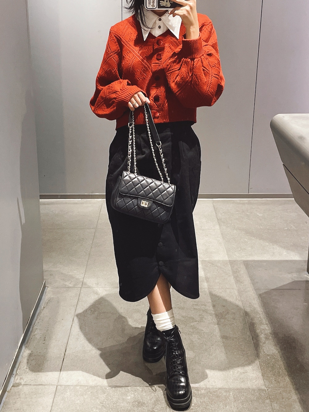 「冬コーデ、休日スタイル、デートコーデ、ヴィンテージ風、Tnewties、katie、midiskirt、ミディスカート、クリスマスに着たい服、セーター、ブーツ、秋冬コーデ、大人かわいい、低身長女子、158cmコーデ」｜「Katieのアイテム（デニムスカート、ブラック系）」を使った、Yukoooooo:oさん（レディース・158cm）の冬コーディネートの1枚目の写真