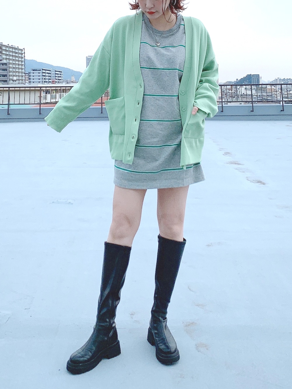 「カジュアルコーデ、春カラー、ゆるコーデ、オーバーサイズ、お出かけコーデ、へザー、ジーナシス、ロングブーツ、グリーン」｜「Heatherのインヒールストレッチロングブーツ　229820（ブーツ、ブラック系）」を使った、PUuさん（レディース・164cm）の冬コーディネートの1枚目の写真