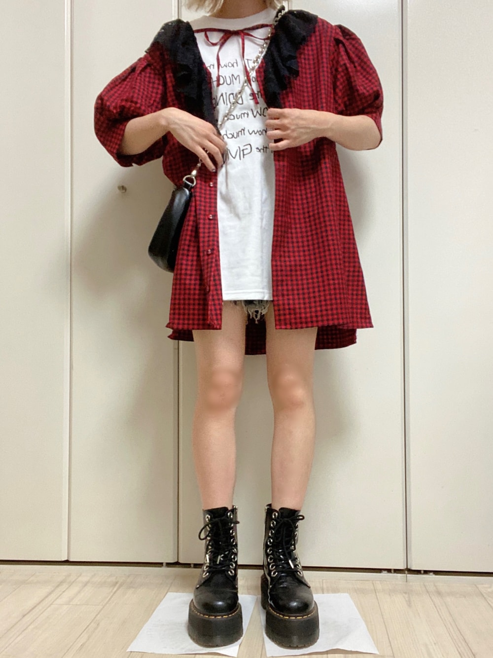 「jouetie、赤チェック、チェック、チェックシャツ、Dr.Martens、ドクターマーチン、8ホール、厚底シューズ、ショートパンツ、低身長、低身長コーデ、ビッグシルエット、シャツスタイル」｜「jouetieのキルティングハーフ BAG（ハンドバッグ、ブラック系）」を使った、🫑さん（レディース・150cm）の秋コーディネートの1枚目の写真