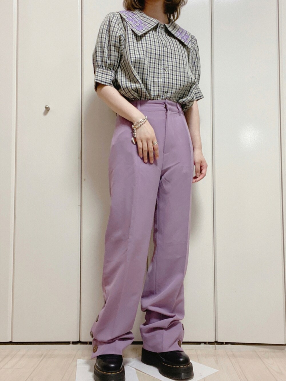 「カラーパンツ、パープル、ブラック、ビッグカラー、Dr.Martens、8ホール、厚底シューズ、低身長、低身長コーデ、パンツスタイル、パフスリーブ、ボリューム袖」｜「jouetieのエンブロイダリーデイジーブラウス（シャツ/ブラウス、その他）」を使った、🫑さん（レディース・150cm）の夏コーディネートの1枚目の写真