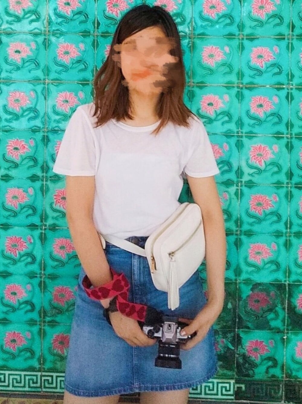 「夏コーデ、お洒落さんとつながりたい、プチプラ、シンプル、Tシャツ、デニムスカート、ミニスカート、カジュアルコーデ、プチプラコーデ、白Tシャツ」｜「GUのアイテム（デニムスカート、ブルー系）」を使った、ちかさん（レディース・165cm）の春コーディネートの1枚目の写真