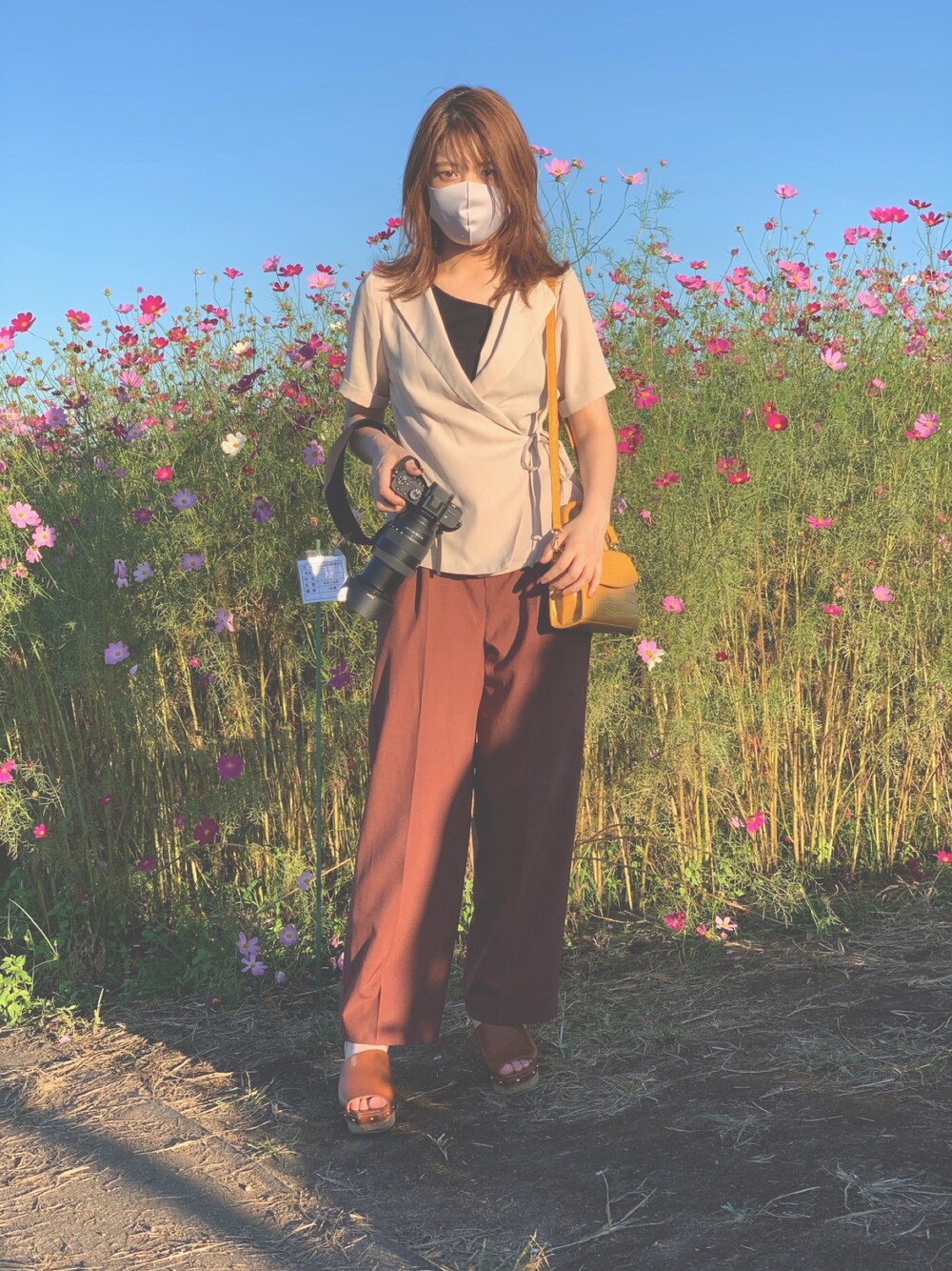 「プチプラ、ラブアンドピース2021、おしゃれさんと繋がりたい、きれいめカジュアル、秋服準備はじめました、お出かけコーデ、高身長女子、キャメル、ブラウン、センタープレス」｜「LOWRYS FARMのリネンライクスラックスパンツ　860282（その他パンツ、ブラウン系）」を使った、ちかさん（レディース・165cm）の秋コーディネートの1枚目の写真